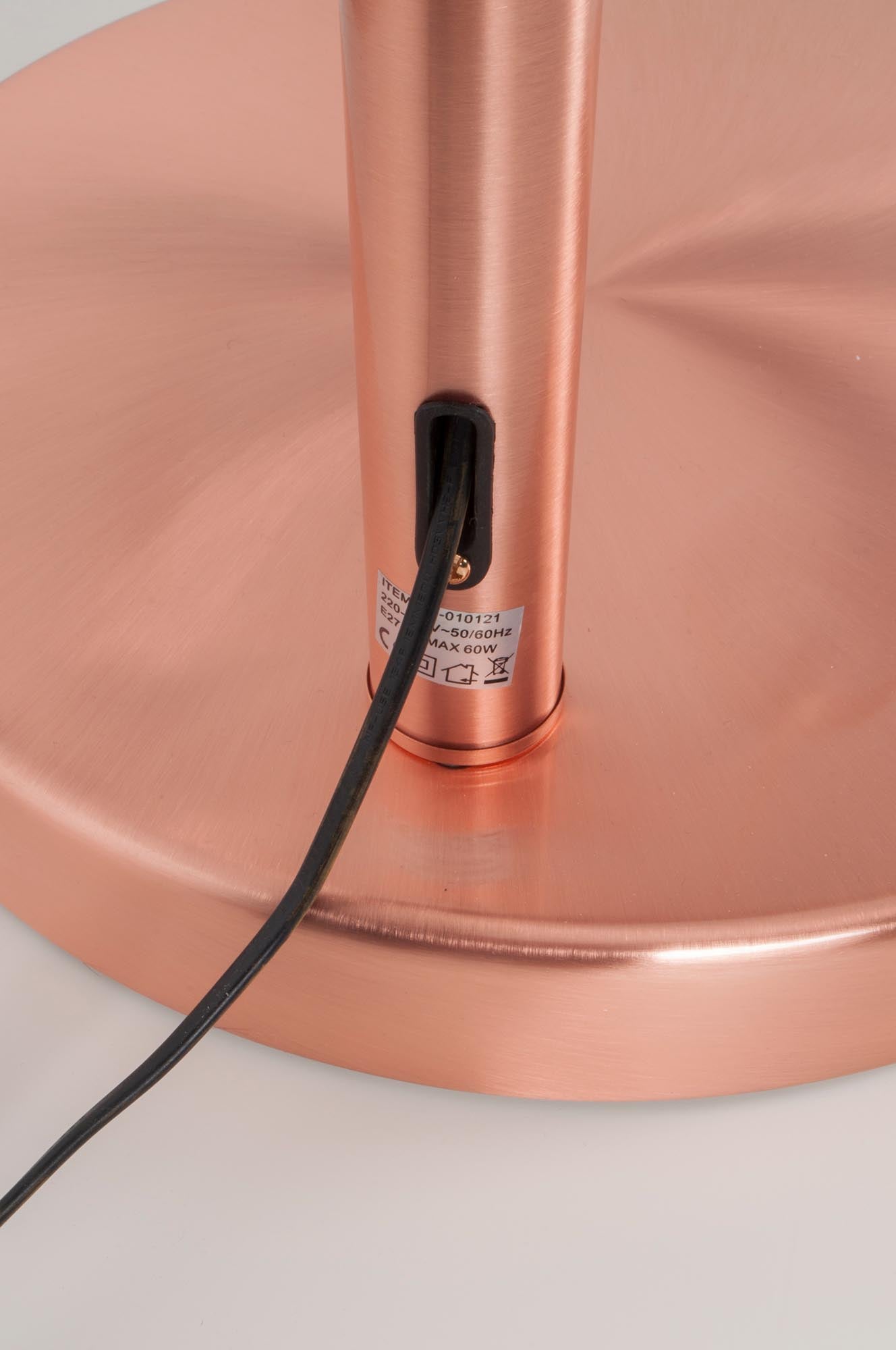 Entdecken Sie die Stehleuchte Metal Bow von Zuiver: Modernes Design, langlebiges Metall, ideal für jeden Raum, individuell anpassbar und pflegeleicht.