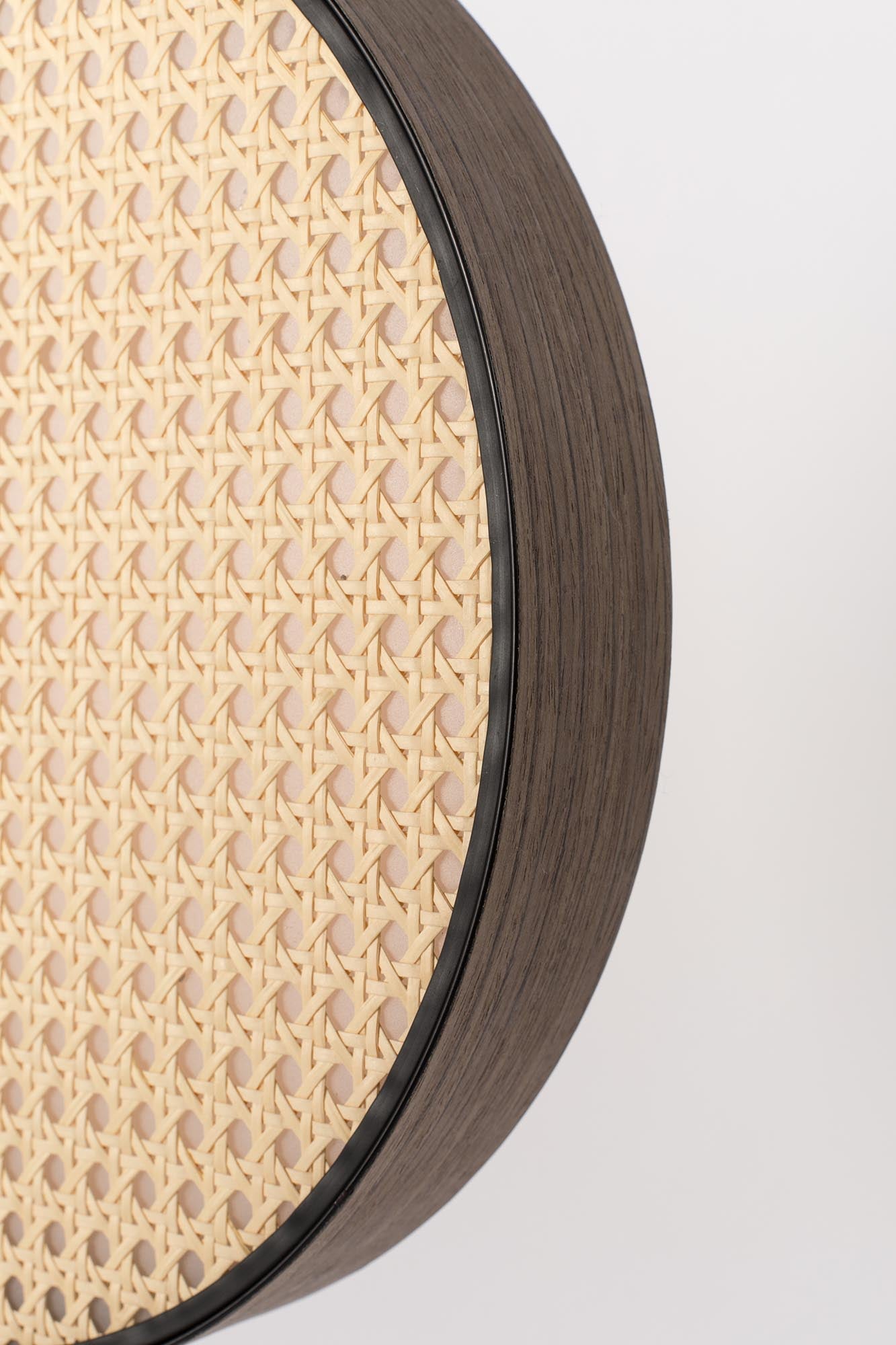 Elegante Stehleuchte Sien von Zuiver, gefertigt aus hochwertigem Rattan, ideal für ein modernes Wohnambiente.