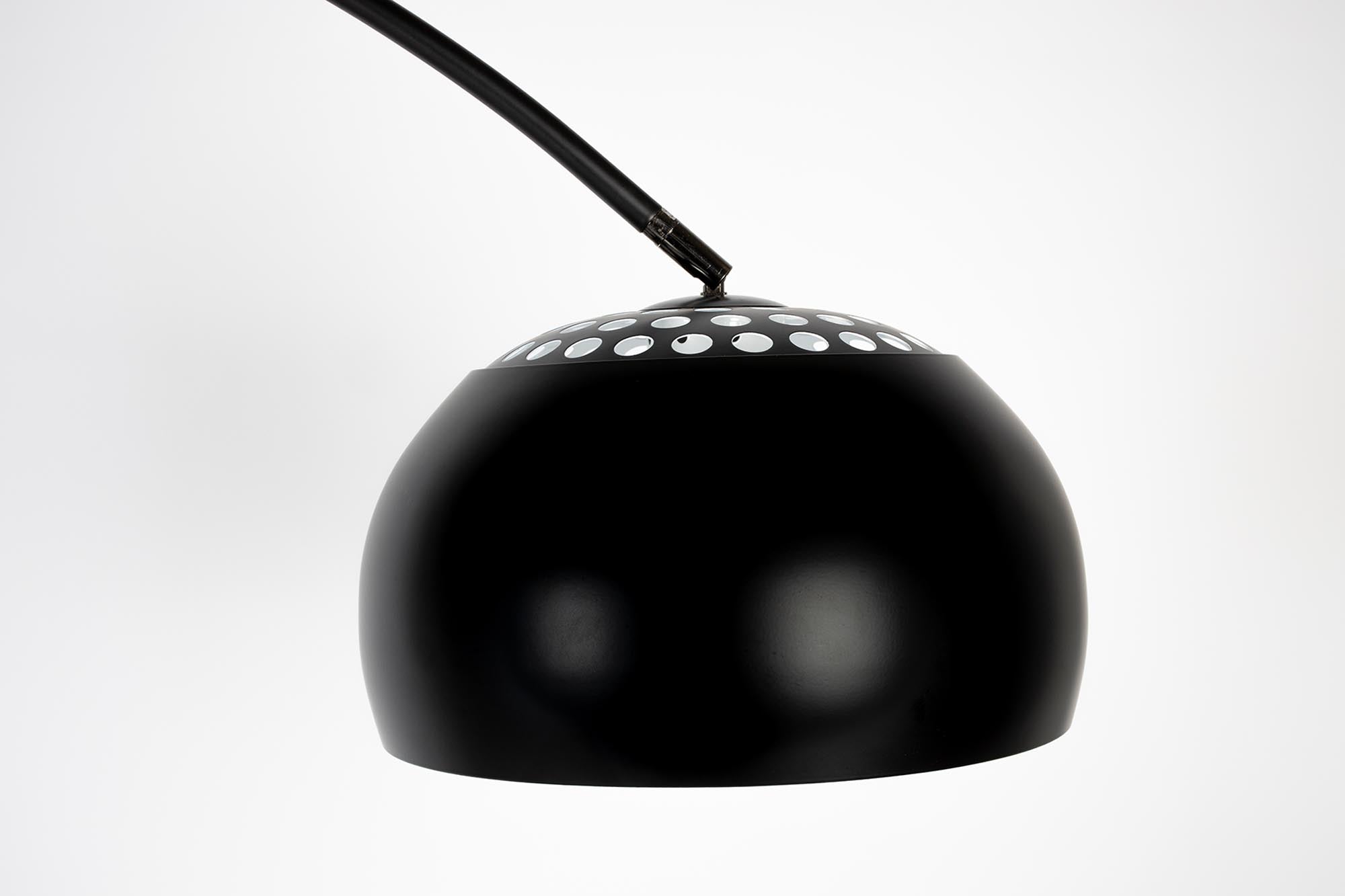 Moderne Stehleuchte Metal Bow von Zuiver für stilvolles Wohnen.