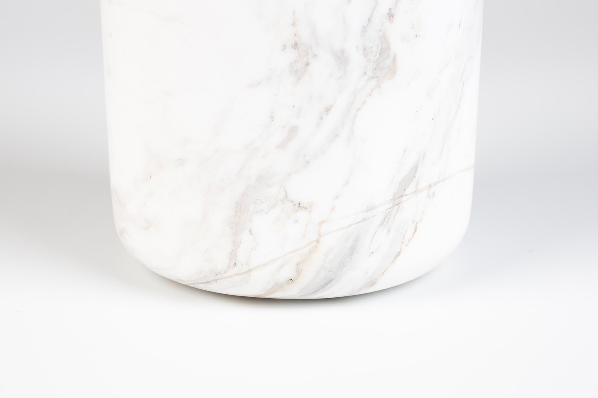 Verleihen Sie Ihrem Zuhause mit der Vase Fajen von Zuiver einen modernen Akzent. Ideal für Blumen und als stilvolles Deko-Element.