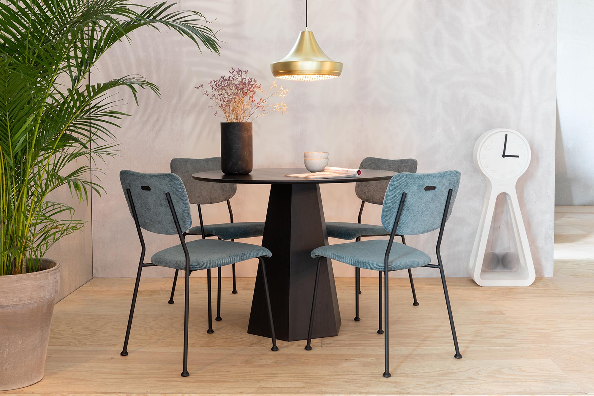 Elegante Vase Fajen von Zuiver, perfekt für kreative Blumendekorationen oder als zeitgemäßes Wohnaccessoire in jedem Ambiente.