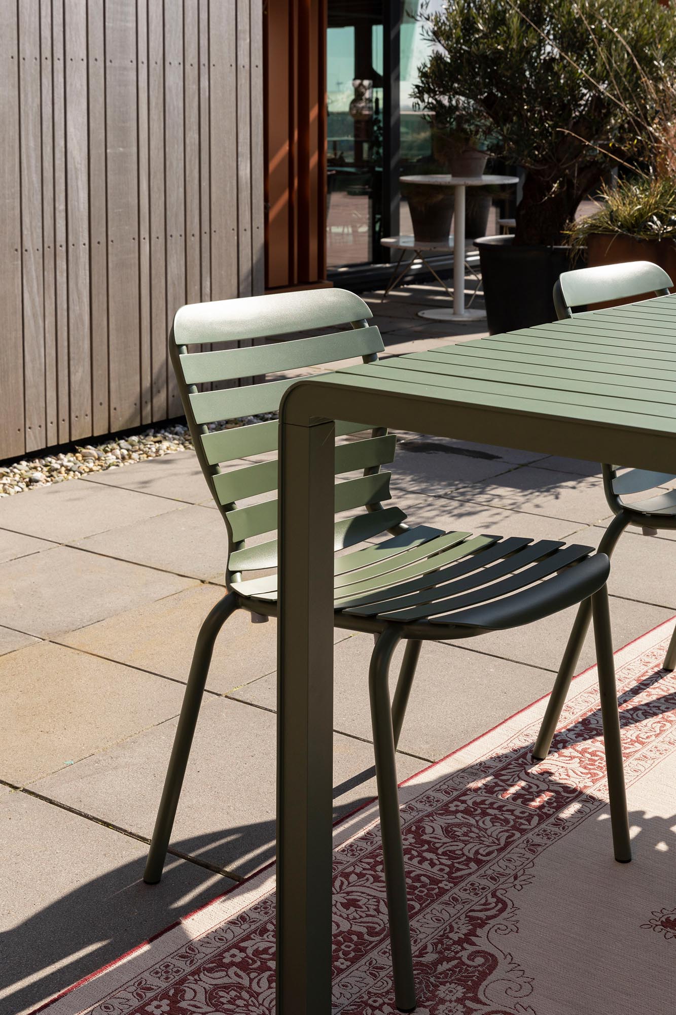 Eleganter Gartenstuhl Vondel von Zuiver, ideal für gemütliche Stunden im Freien und stilvolle Gartengestaltung.