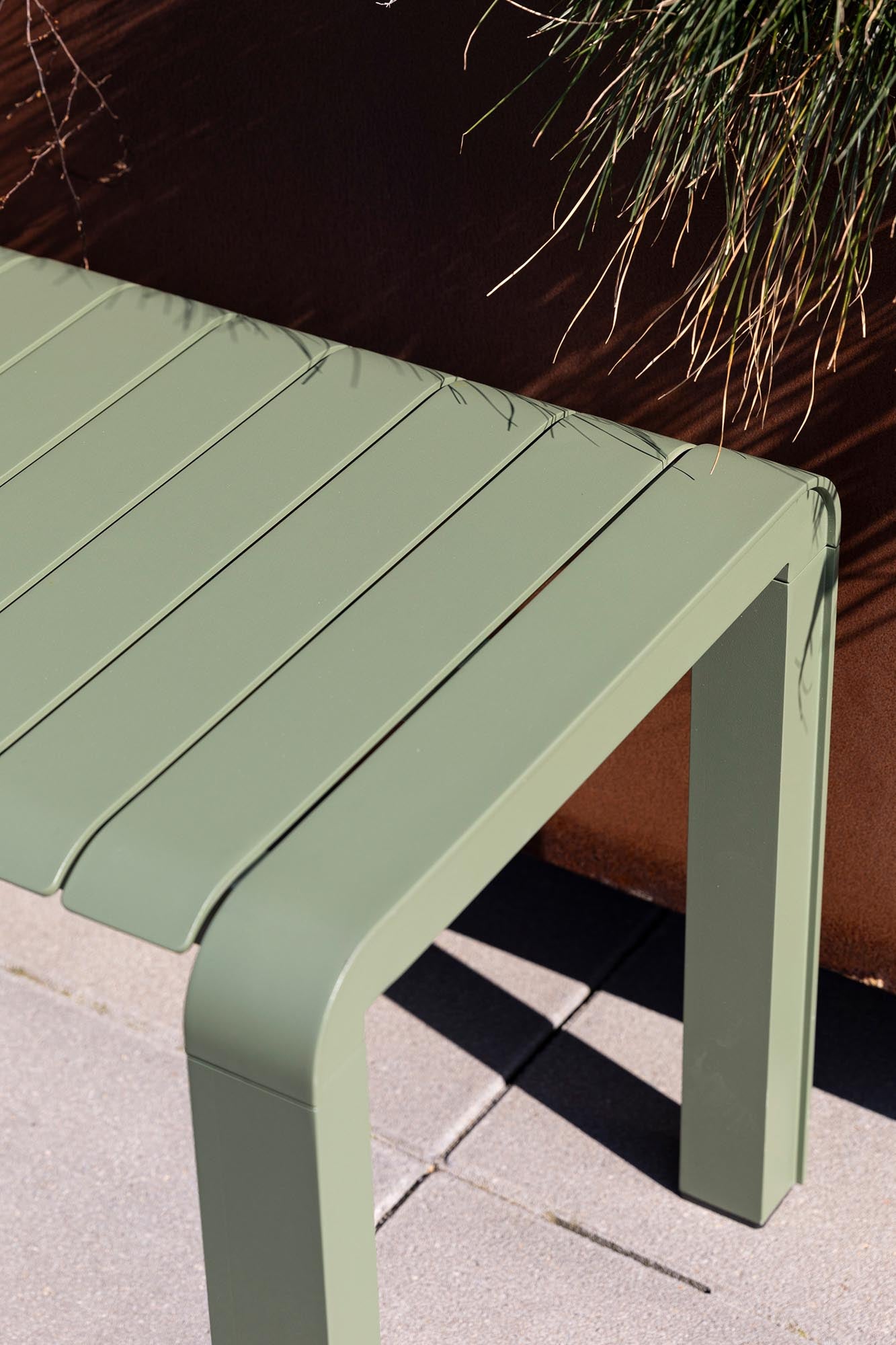 Die stilvolle Gartenbank Vondel von Zuiver vereint modernes Design mit langlebigem, wetterfestem Aluminium – ideal für entspannte Stunden im Garten.
