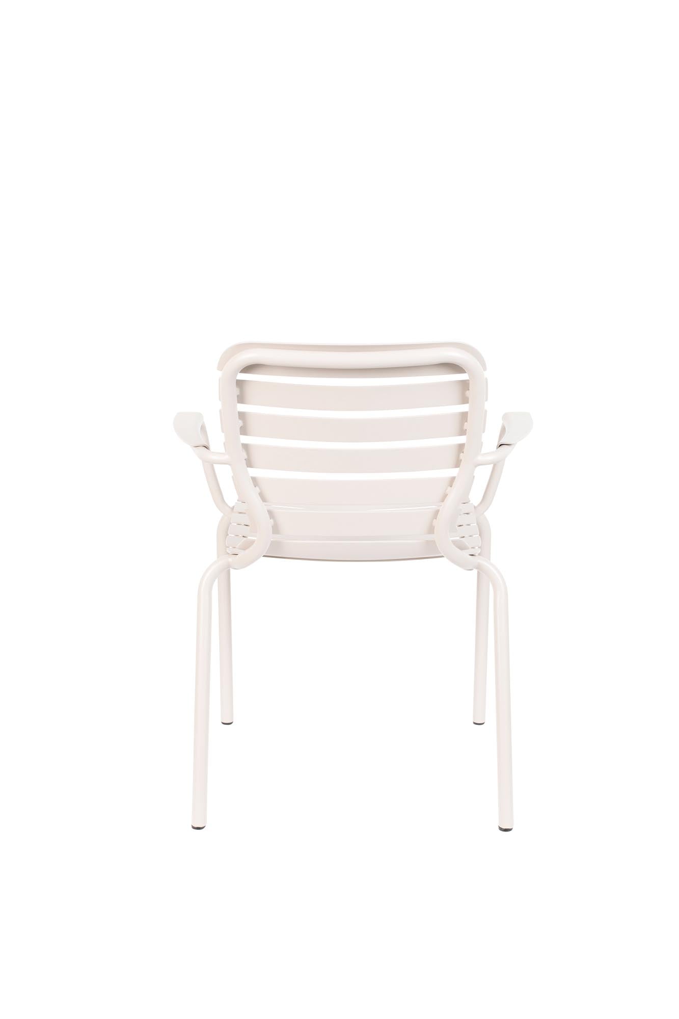 Eleganter Gartenstuhl Vondel von Zuiver mit stilvollen Armlehnen, ideal für entspannte Momente im Freien und geschmackvolle Akzente.