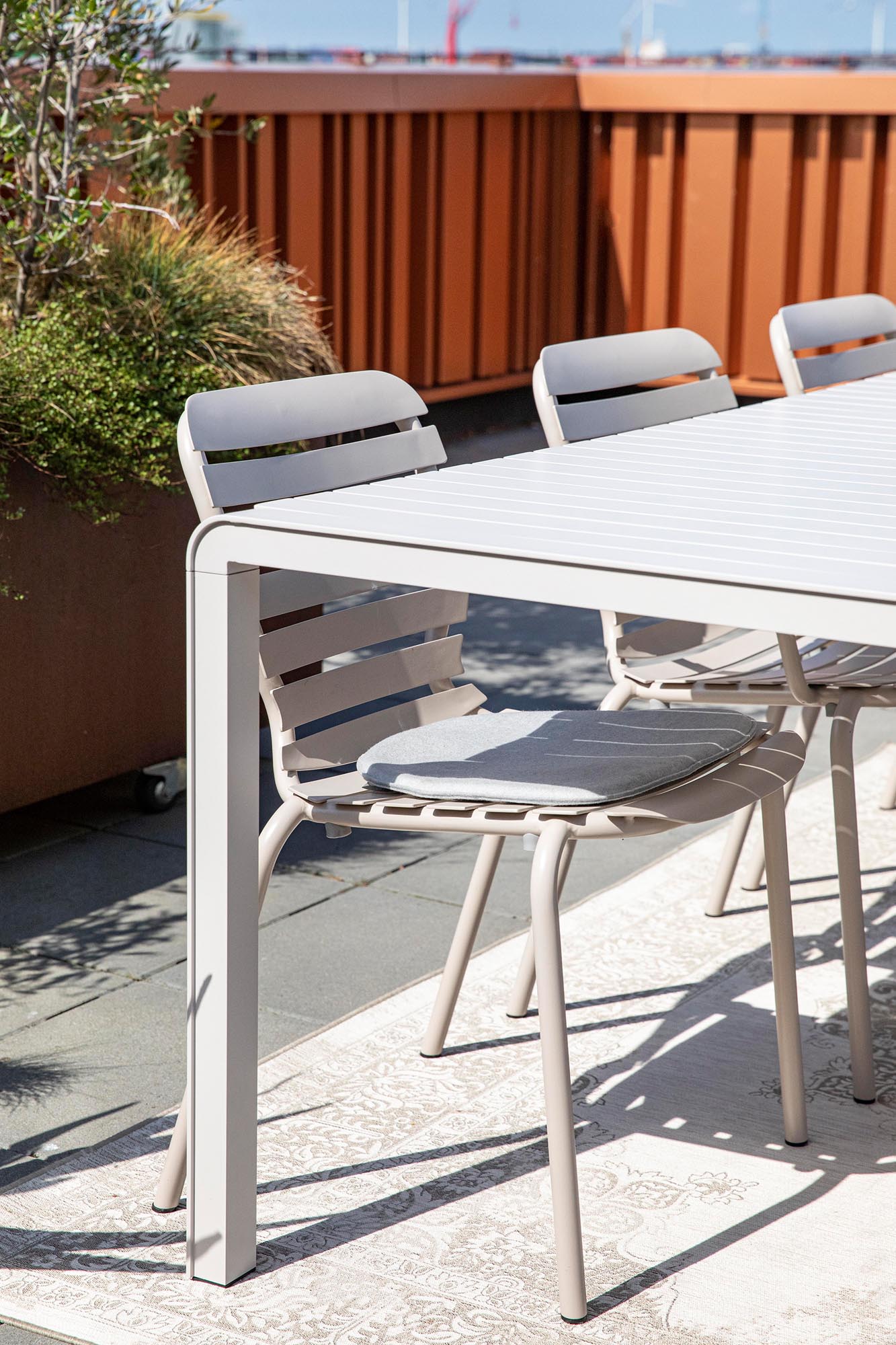 Erleben Sie unvergessliche Stunden im Freien mit dem Gartentisch Vondel von Zuiver – elegant, langlebig und perfekt für Ihre Terrasse.