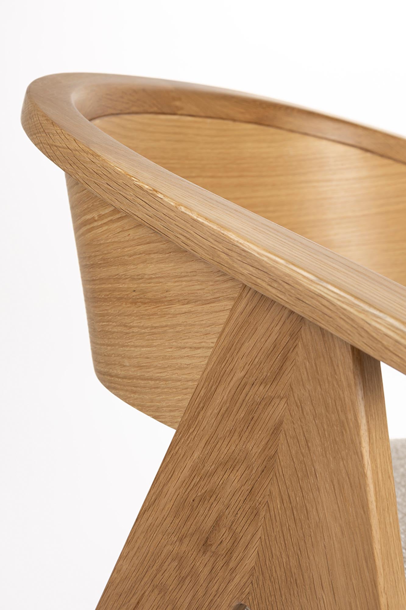 Entdecke den Ndsm Stuhl von Zuiver: Ein stilvoller Schalenstuhl mit Armlehnen, der durch hochwertige Materialien und ergonomischen Komfort besticht.