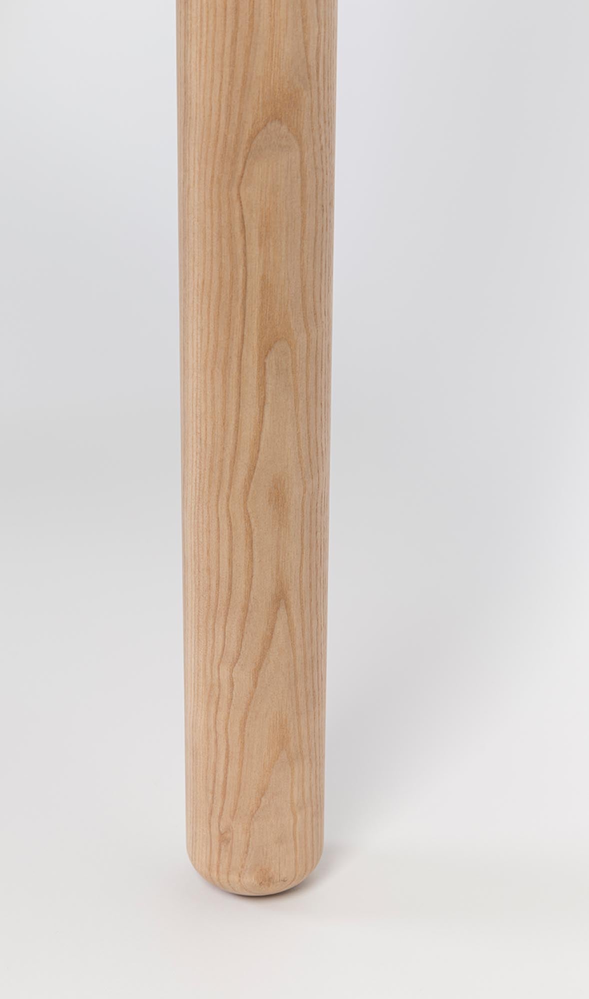Der Tisch Storm von Zuiver vereint modernes Design und Funktionalität – ideal für gesellige Abende und stilvolle Esszimmer.