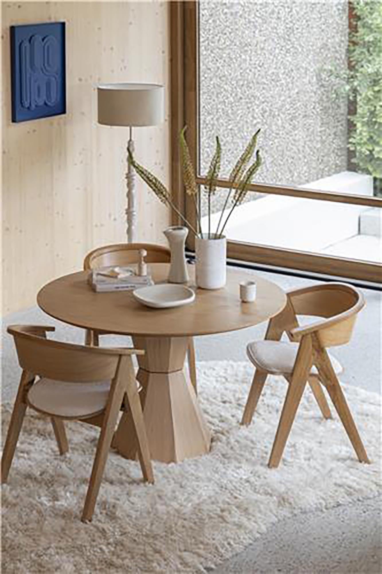 Der Tisch Lotus von Zuiver: zeitlose Eleganz aus Eichenholz, minimalistisch, funktional, pflegeleicht, in vielseitigen Grössen.