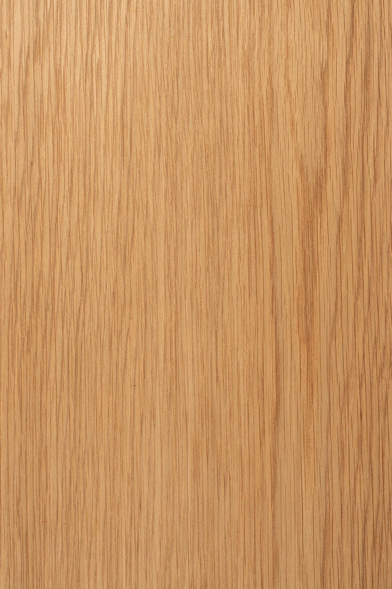 Eleganter Esstisch Brave von Zuiver aus Eichenfurnier und stabiler MDF-Oberfläche, perfekt für stilvolle Essbereiche und gesellige Zusammenkünfte.