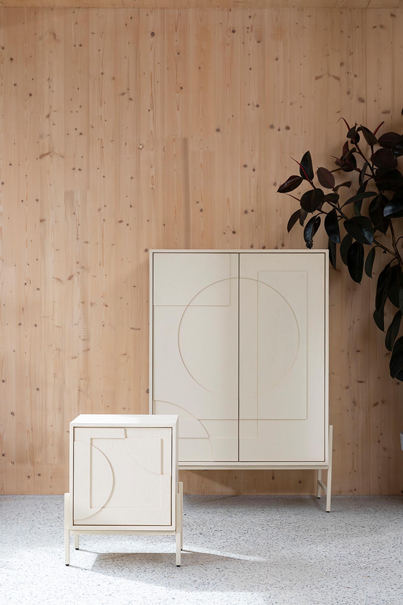 Eleganter Beistelltisch Faces von Zuiver mit einzigartigem Design, Eichenfurnier und stabilen Metallbeinen – ideal für jedes moderne Zuhause.