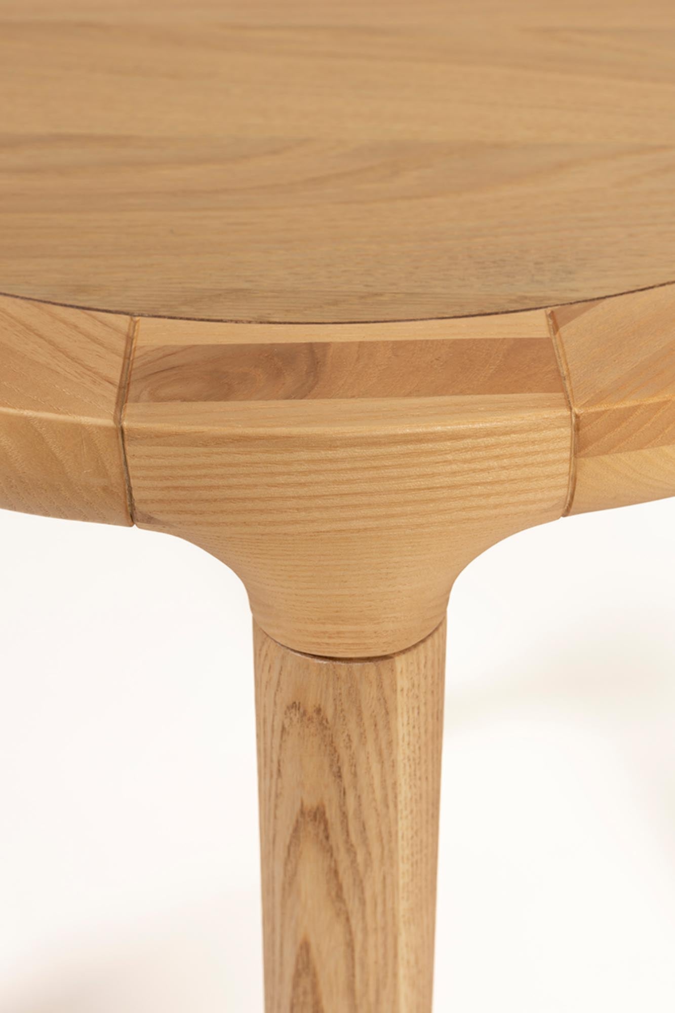 Der Beistelltisch Storm von Zuiver vereint skandinavisches Design mit natürlichem Eschenholz. Perfekt für stilvolle Akzente in jedem Raum.