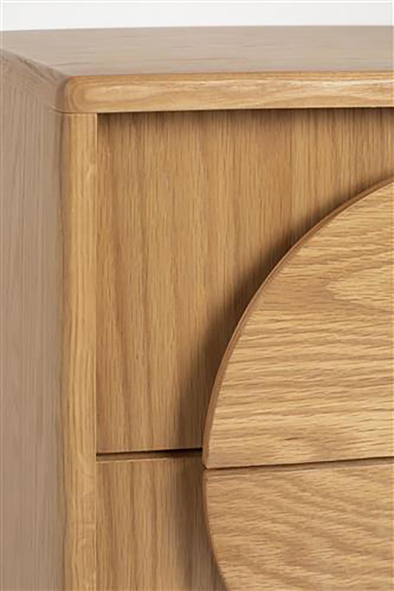 Der Groove Beistelltisch von Zuiver vereint elegantes Design mit vielseitiger Nutzung. Ideal als Nachttisch oder stilvoller Beistelltisch!