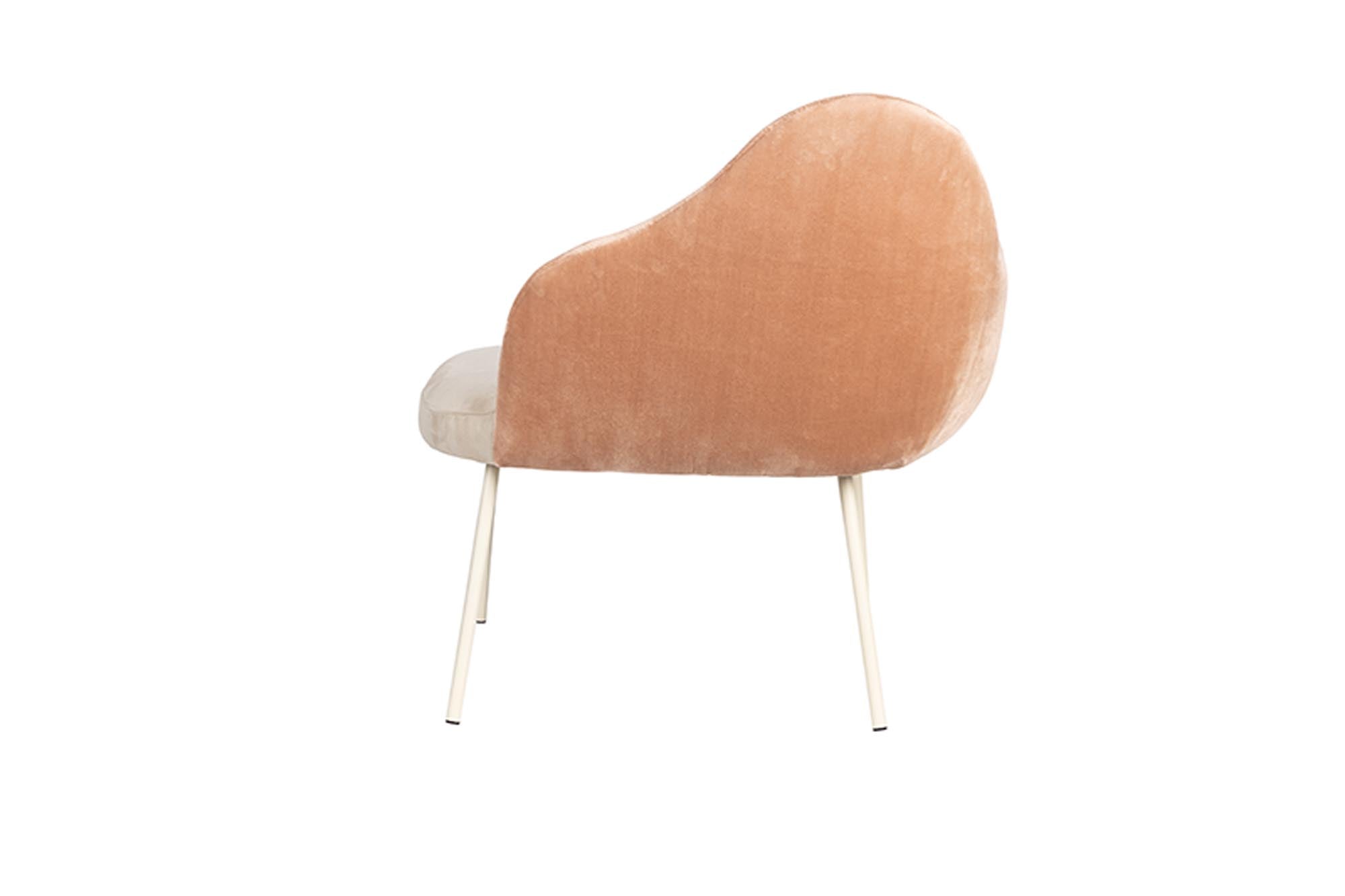 Eleganter Sessel Friuli von Zuiver mit stilvollem Design, gepolstertem Bezug und stabilen Metallbeinen, perfekt für gemütliche Wohnräume.
