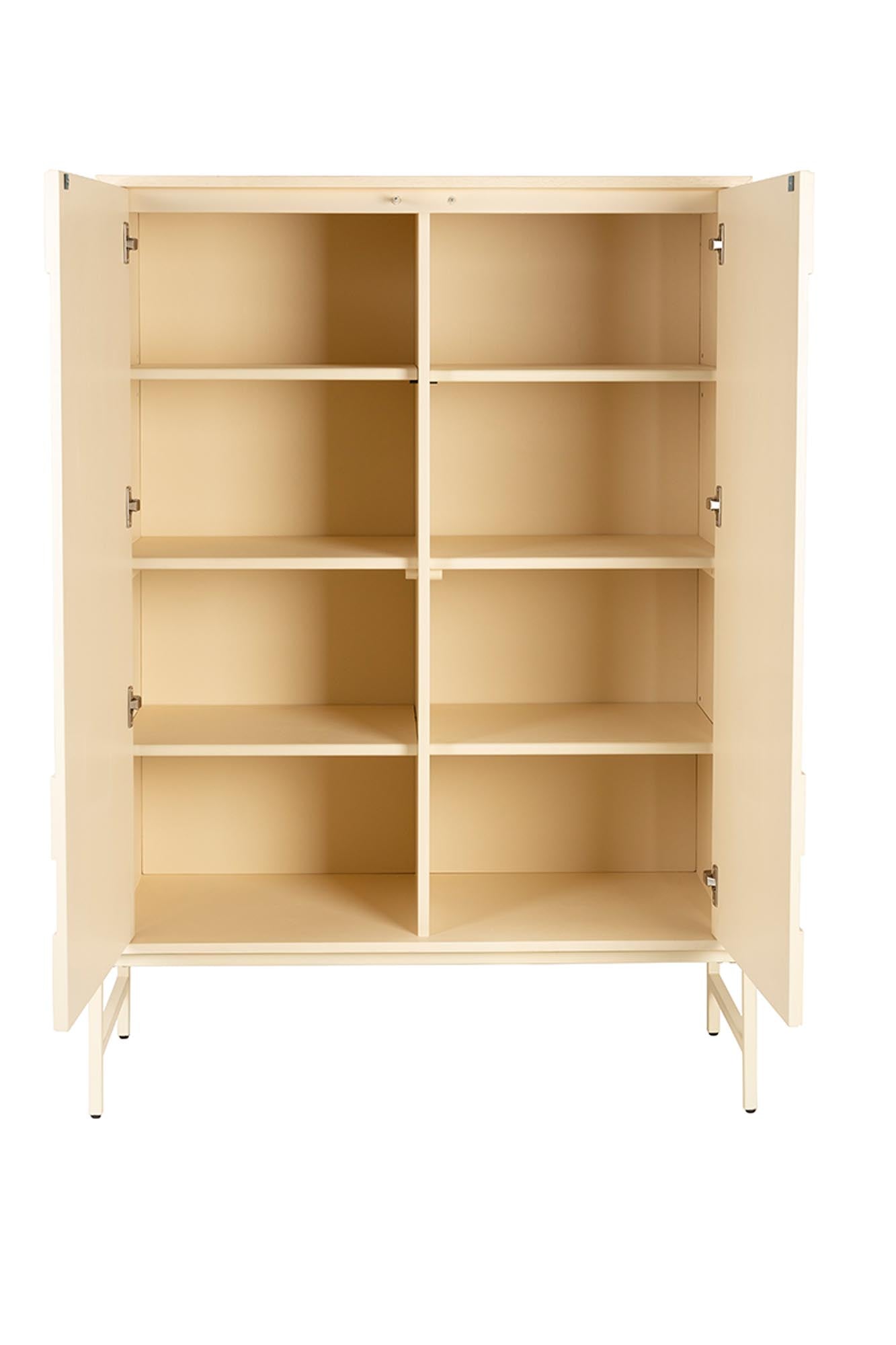 Zuiver Cabinet Faces: Elegantes Eichenholz für modernes Wohnen.