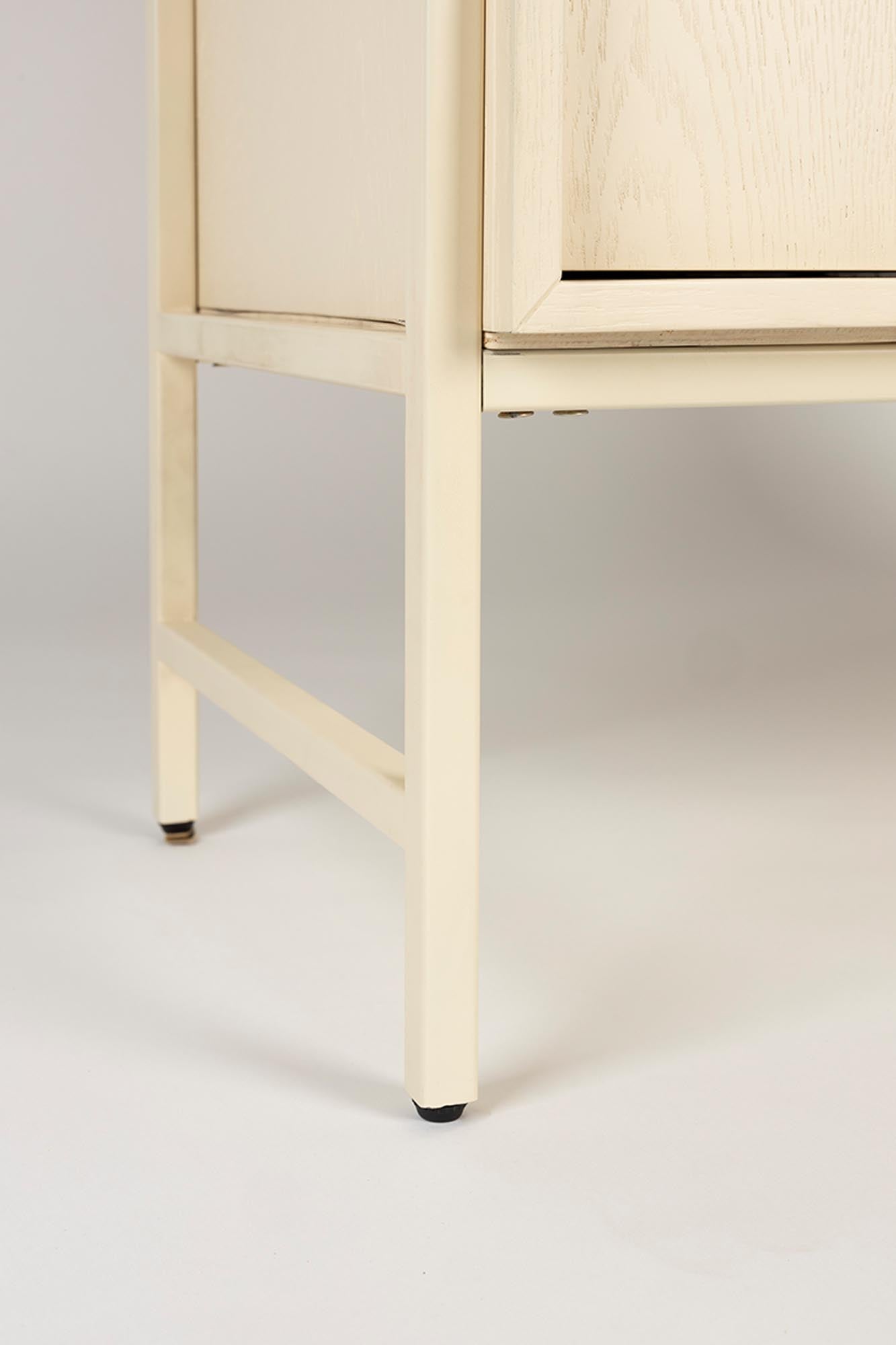 Entdecken Sie das elegante Cabinet Faces von Zuiver: Hochwertige Eiche, moderne Akzente und viel Stauraum – ideal für jeden Raum.