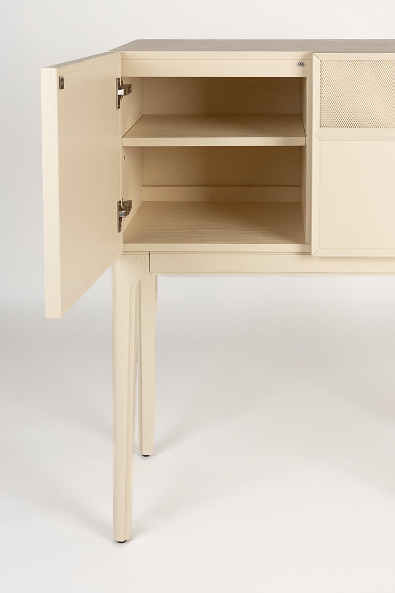 Cabinet June: Zeitlose Eleganz aus Eichenholz für modernes Wohnen.