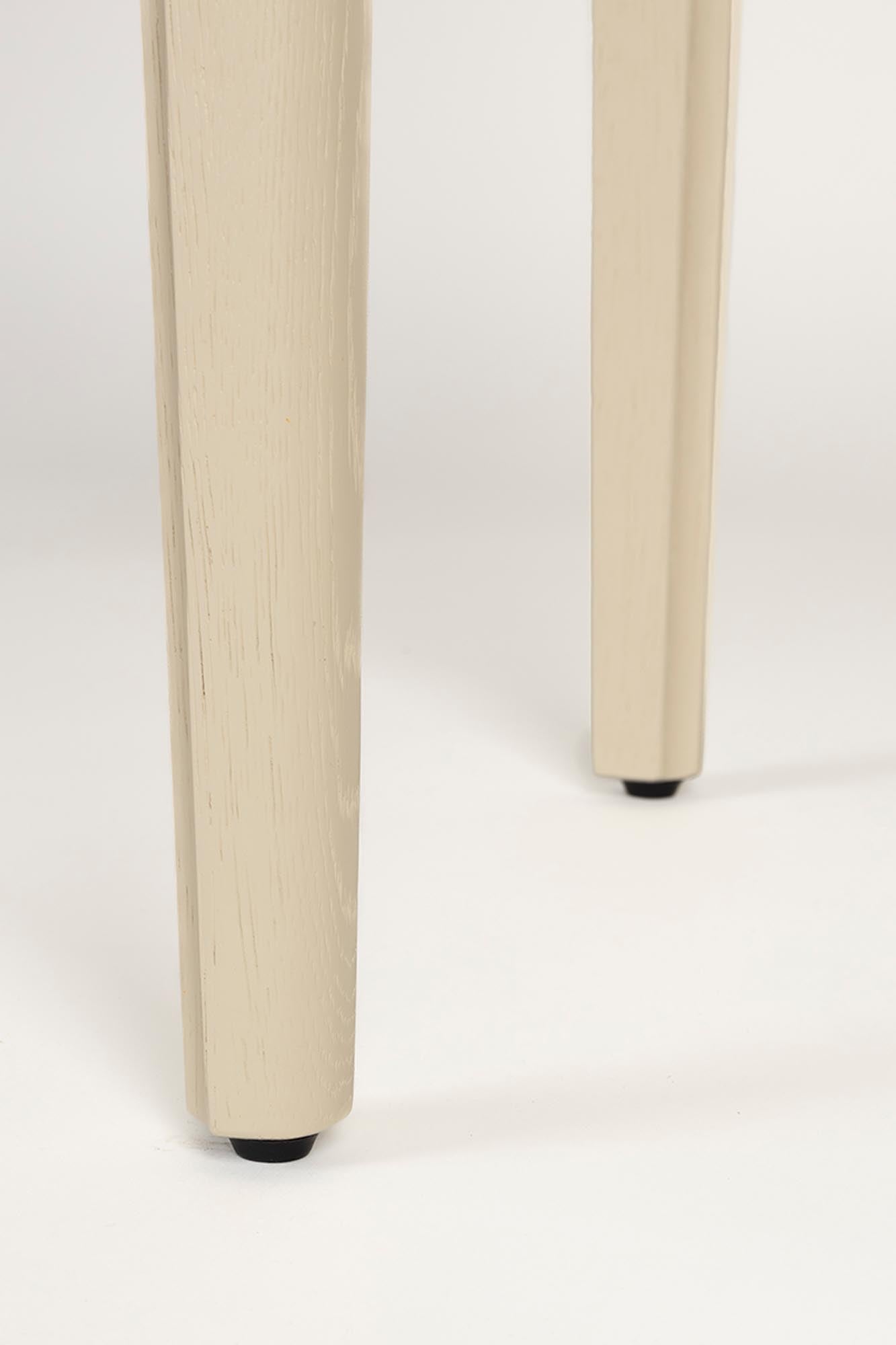 Elegantes Cabinet June von Zuiver, gefertigt aus hochwertigem Eichenholz, vereint modernes Design mit funktionaler Ästhetik.