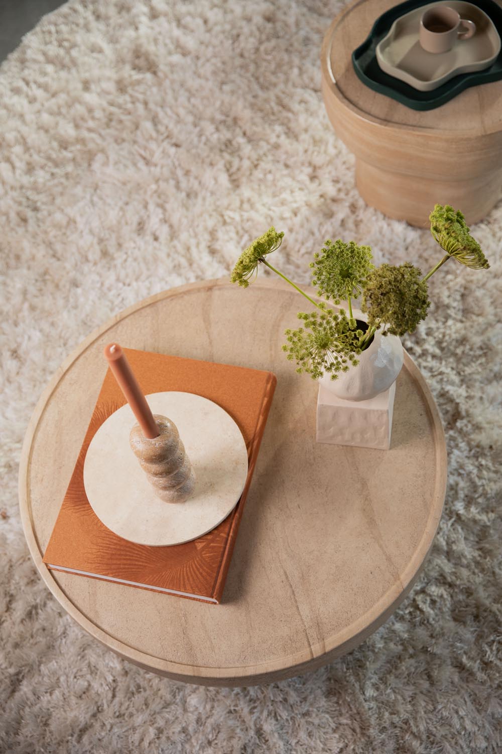 Eleganter runder Couchtisch von Zuiver aus edlem Travertin. Einzigartige Designs für ein stilvolles Zuhause. Entdecken Sie die Noble-Serie!