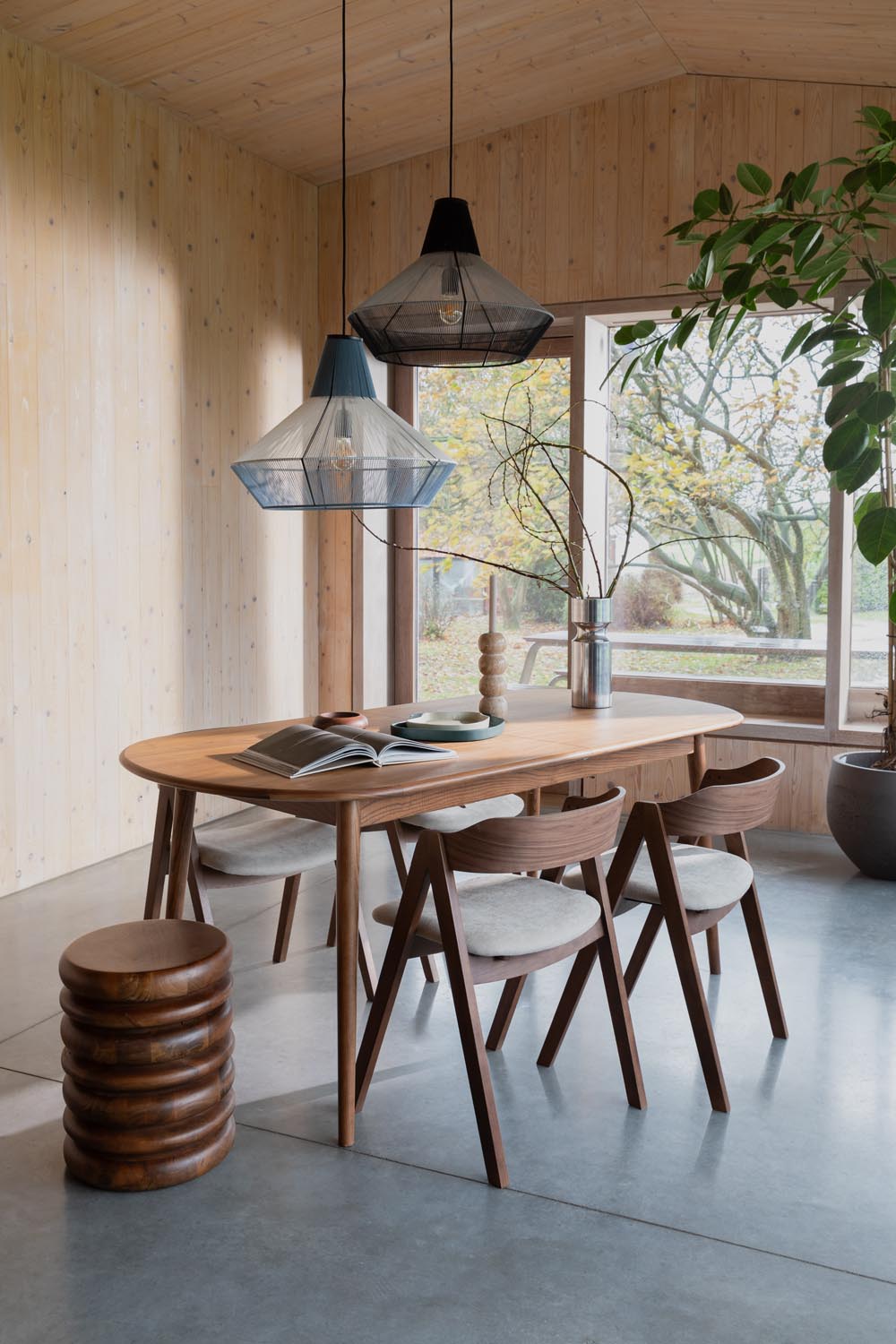 Eleganter Esstisch aus Walnuss mit ausziehbarer Funktion, ideal für gesellige Runden, von der Marke Zuiver.