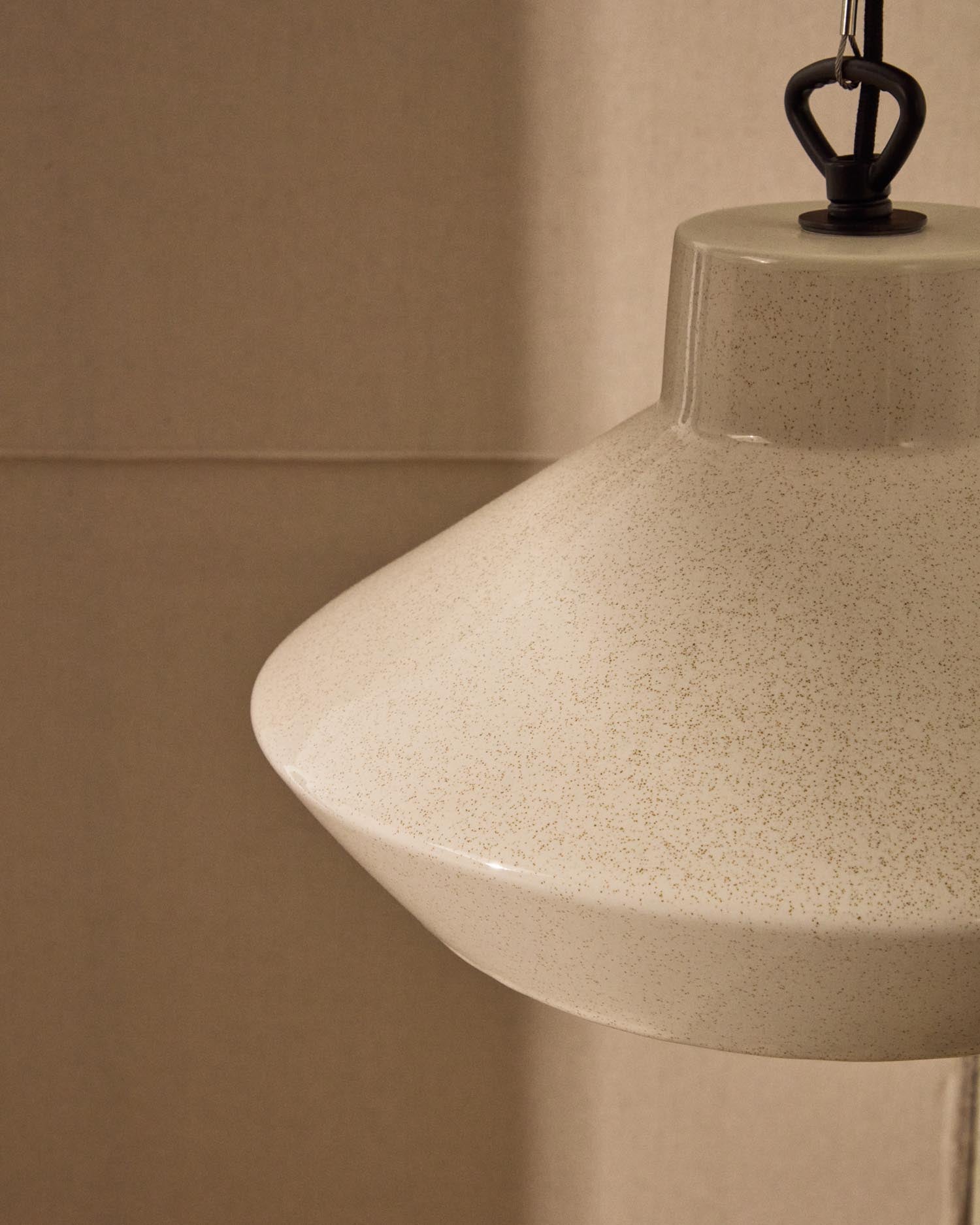 Verleihen Sie Ihrem Zuhause mit der Deckenleuchte Portol aus beiger Keramik von Kave Home einen Hauch von Eleganz und Stil. Perfekt für jede Einrichtung.