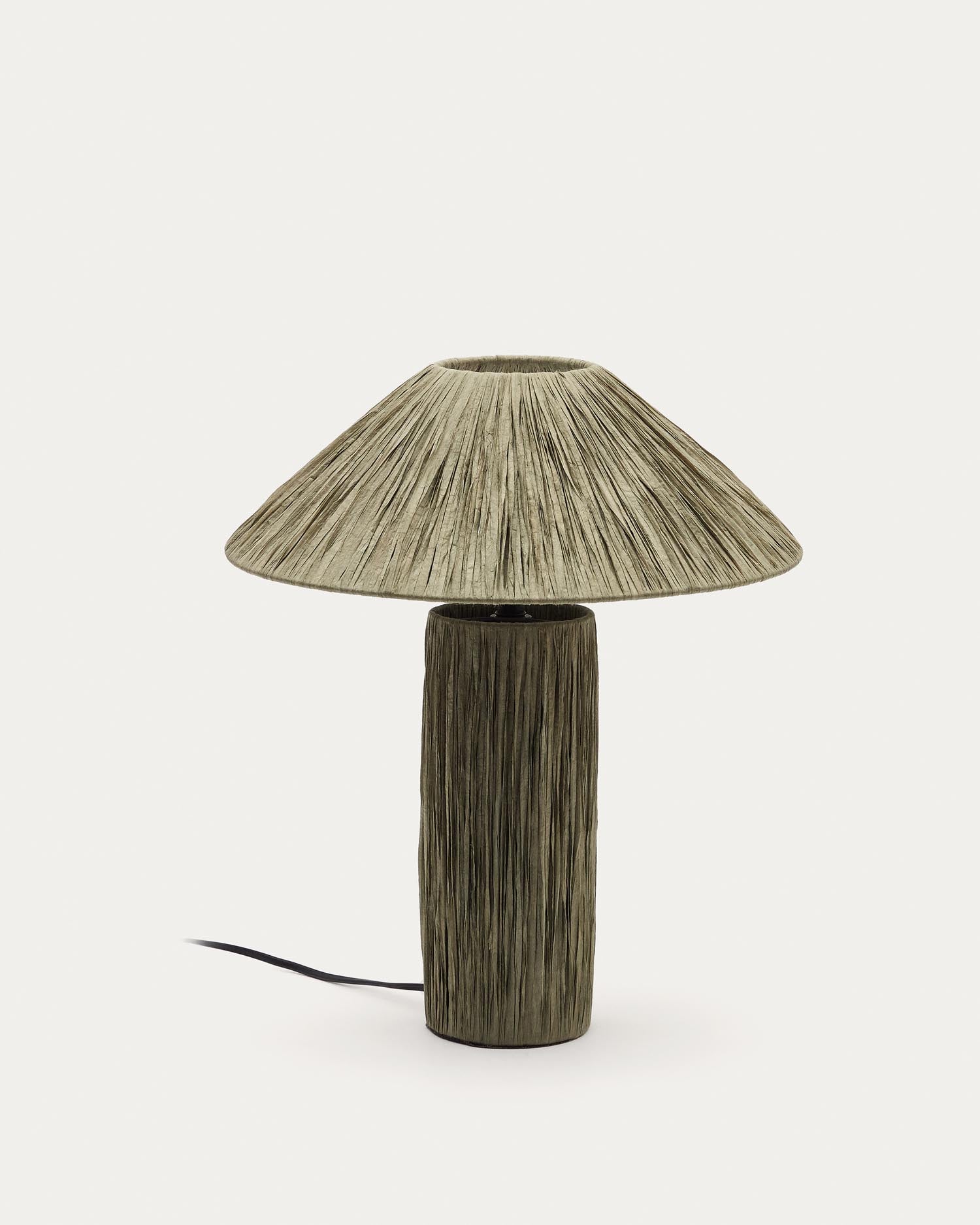 Die Samse Tischleuchte aus Raffiabast von Kave Home vereint natürliche Eleganz und Funktionalität mit einem warmen, einladenden Licht.