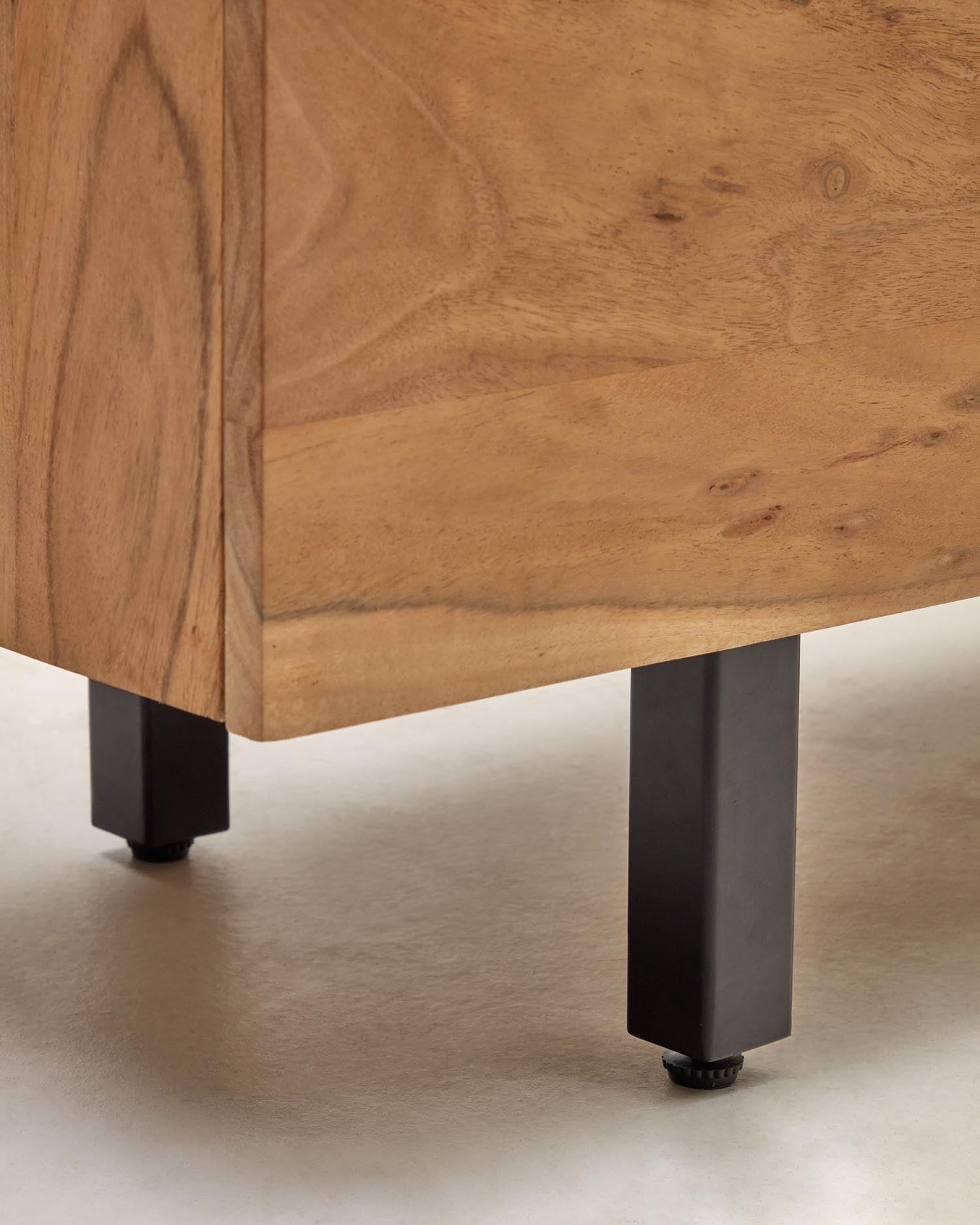 Elegantes 4-türiges Sideboard Uxue aus robustem Akazienholz mit einem hellen, gebleichten Finish – perfekt für stilvolle Einrichtungsideen.