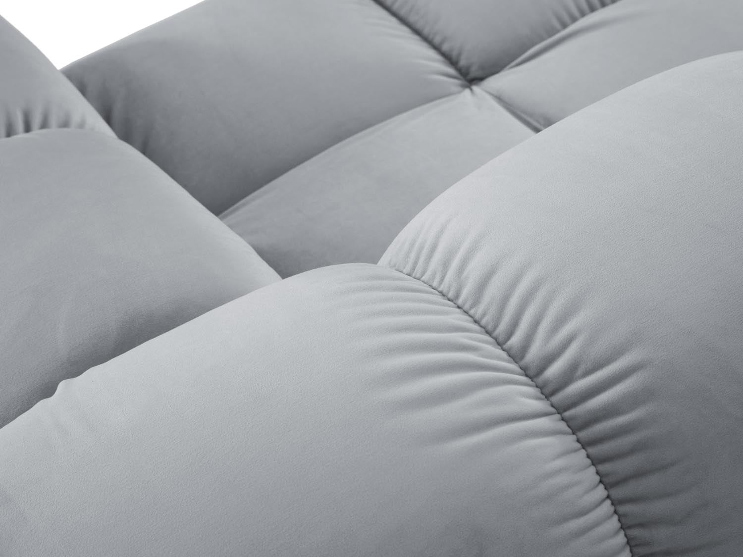 Elegantes 3-Sitzer Sofa Bellis in sanftem Hellblau, ideal für stilvolle Räume. Modulares Design für individuelle Anpassung und hohen Komfort.