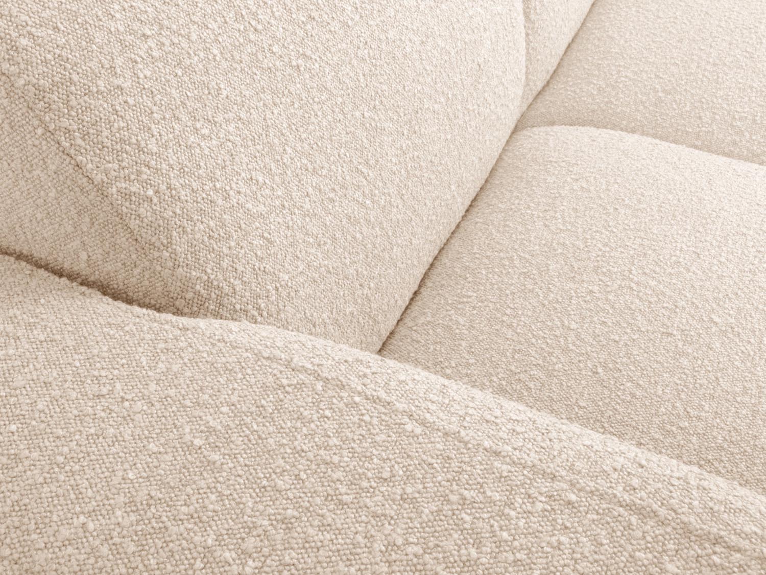 Elegantes 2-Sitzer Sofa Molino Boucle in sanftem Beige, ideal für stilvolle Wohnräume. Hochwertige Verarbeitung und modernes Design von Micadoni.