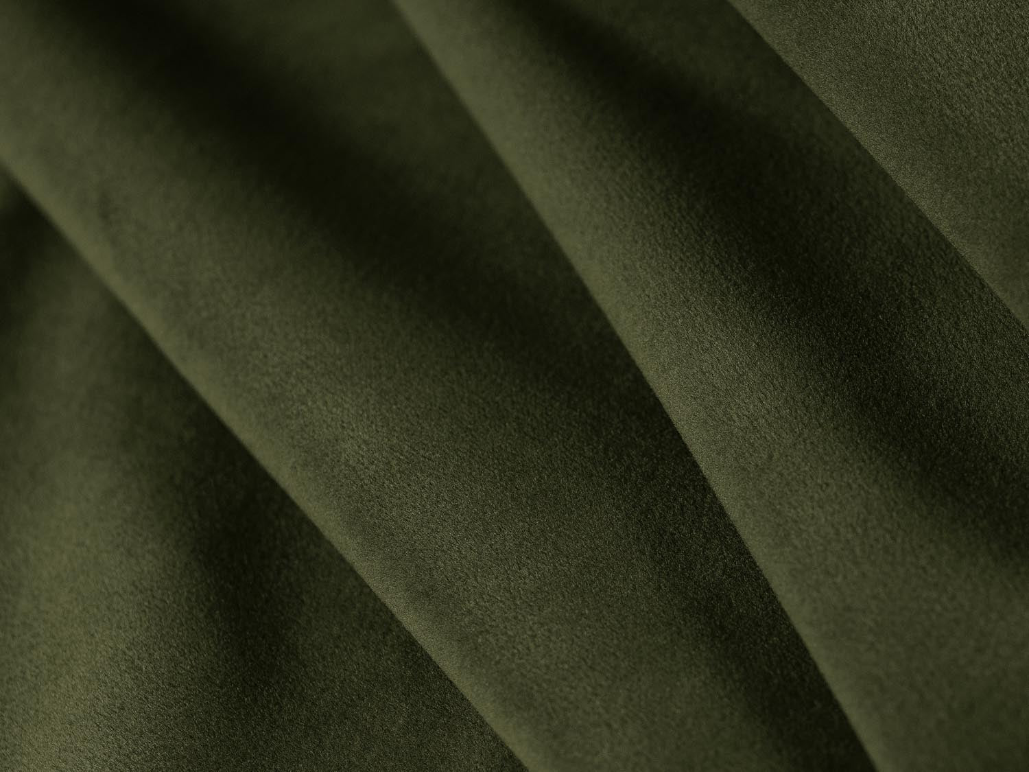 Stylisches Kendal Velour Sofa in Army Green, 2-Sitzer von Micadoni, perfekt für moderne Wohnkonzepte und entspannte Stunden.