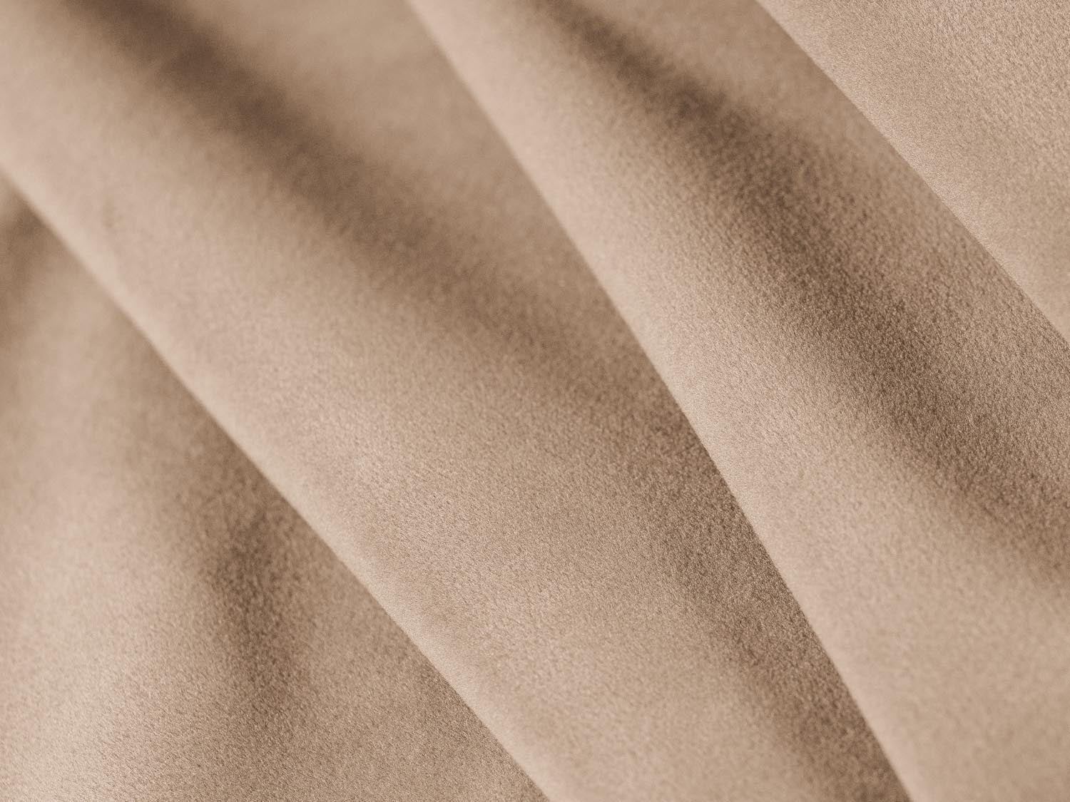 Kendal Velour Sofa 2 Sitzer in warmem Almond Beige, perfekt für moderne Wohnzimmer und entspannte Stunden mit Freunden.