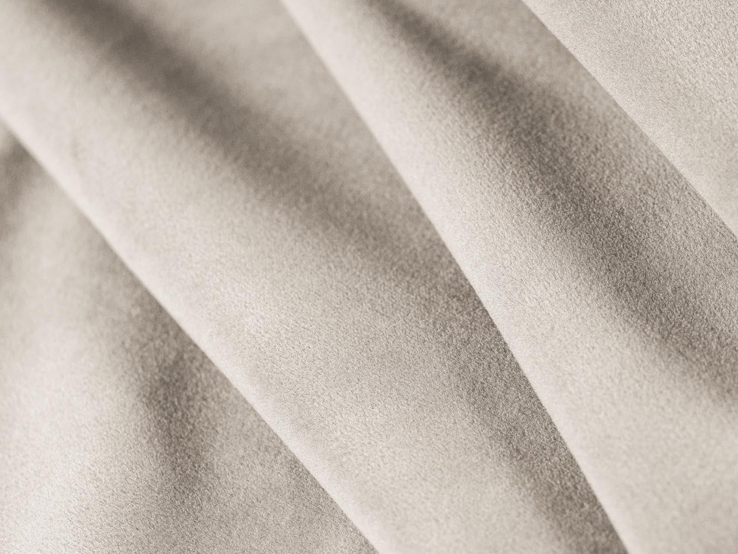 Elegantes 2-Sitzer Sofa Molino aus weichem Velours in sanftem Beige, ideal für gemütliche Abende und stilvolle Einrichtungsideen.