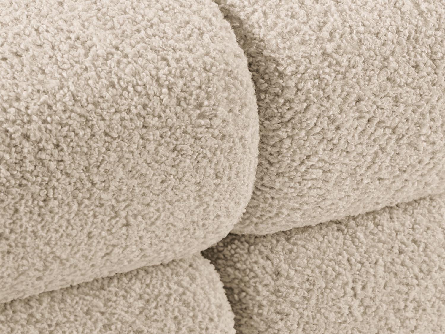 Modulares Bellis Boucle 2-Sitzer Sofa in sanften Erdtönen, perfekt für kreative Raumgestaltungen und gemütliche Sitzgelegenheiten.