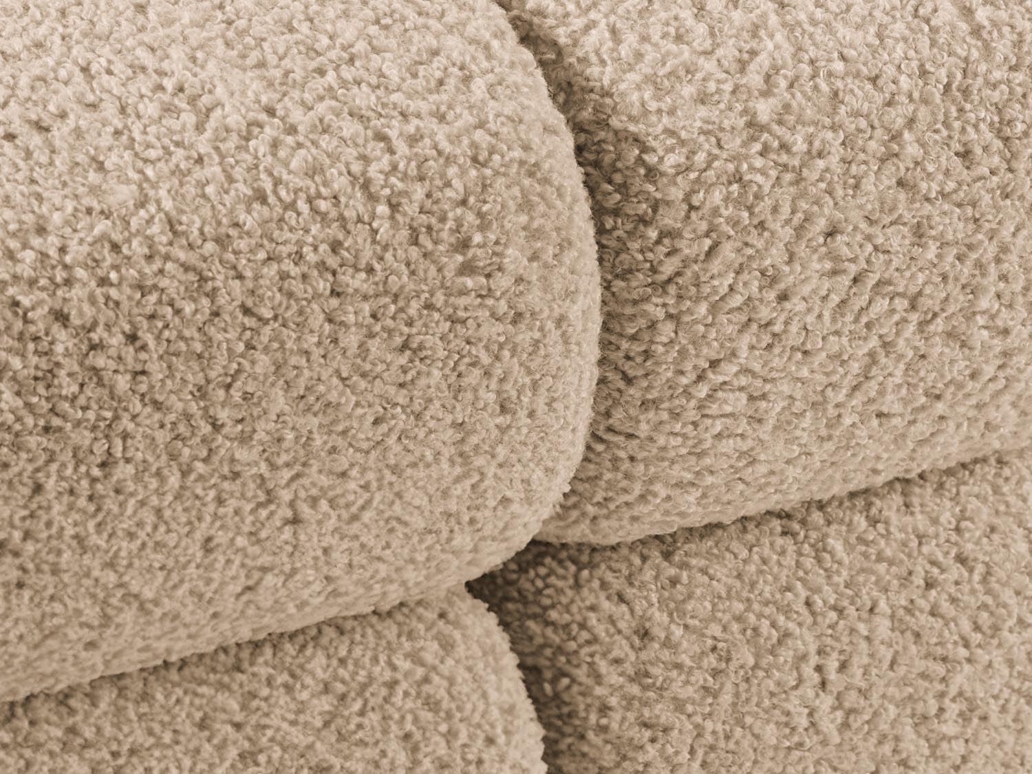 Modulares Bellis Boucle 2-Sitzer Sofa in sanften Erdtönen, ideal für moderne Wohnkonzepte und gemütliche Stunden.