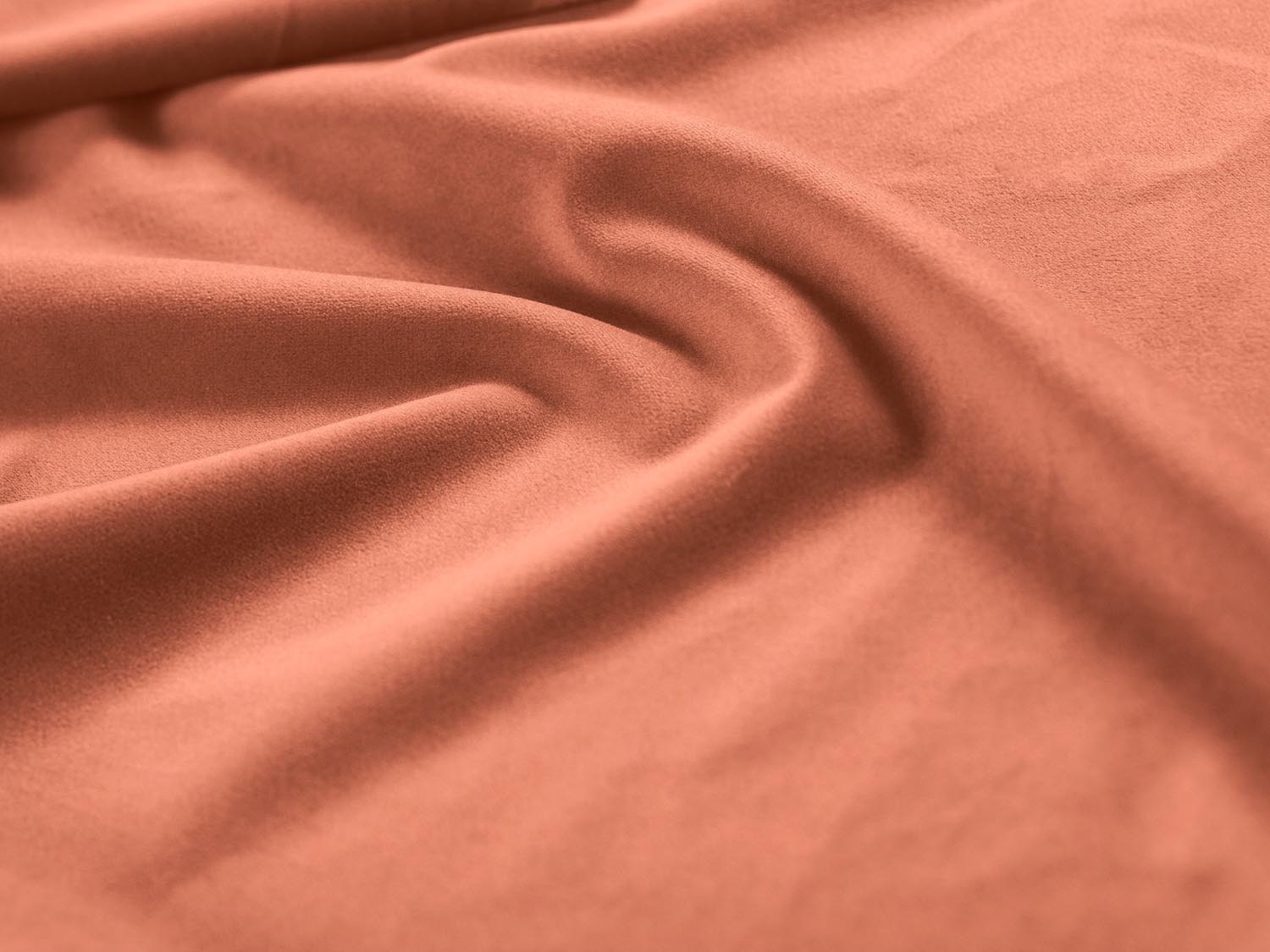 Elegantes 2-Sitzer Sofa Lupine aus Velours in Coral-Salvador, ideal für stilvolle Wohnräume und gemütliche Stunden.