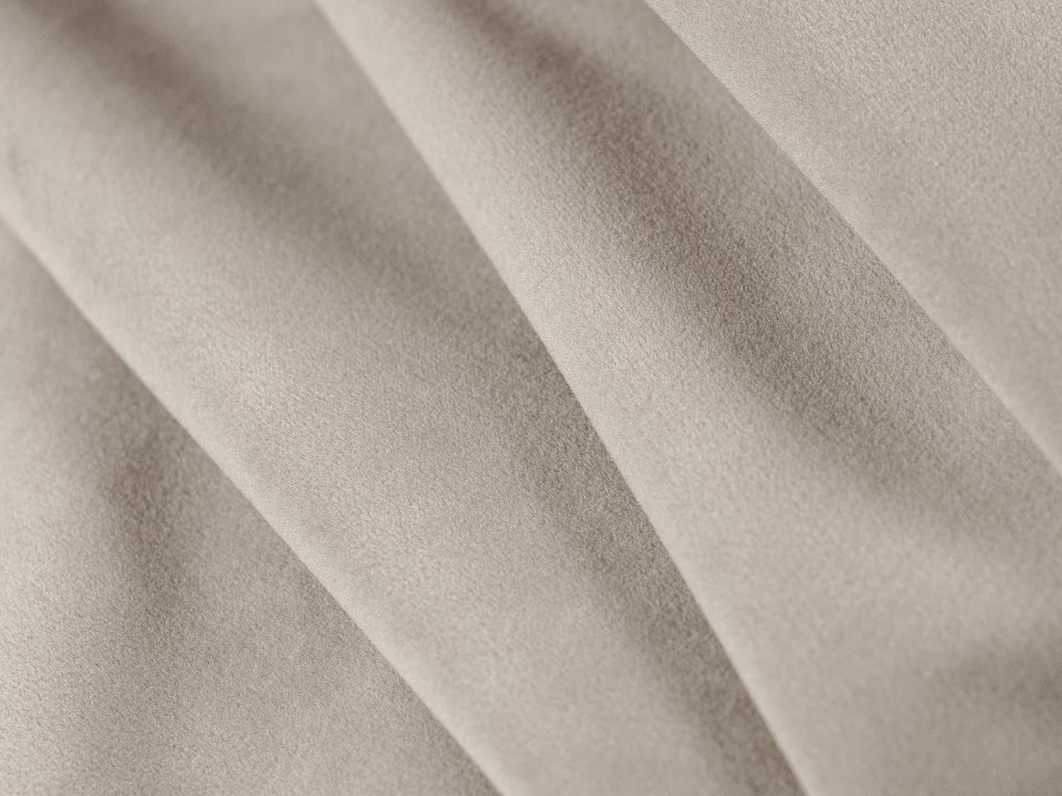 Modernes 2-Sitzer Sofa Lupine von Micadoni in sanftem Beige, ideal für stilvolle Akzente und entspannte Stunden im Wohnzimmer.