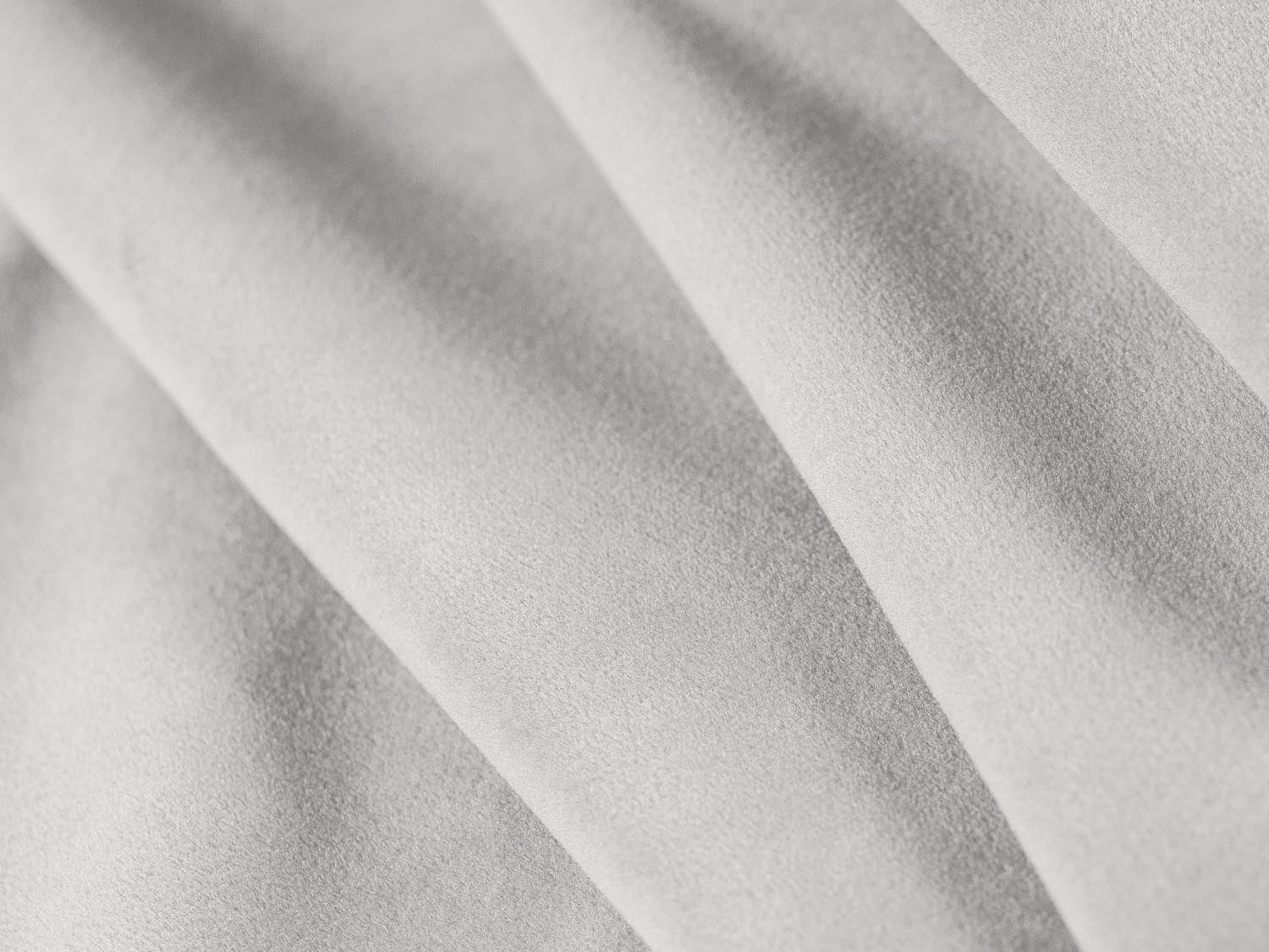 Luxuriöses Kendal Velour Sofa in zartem Hellgrau, perfekt für moderne Wohnzimmer. Bequemes 4-Sitzer Modell von Micadoni.
