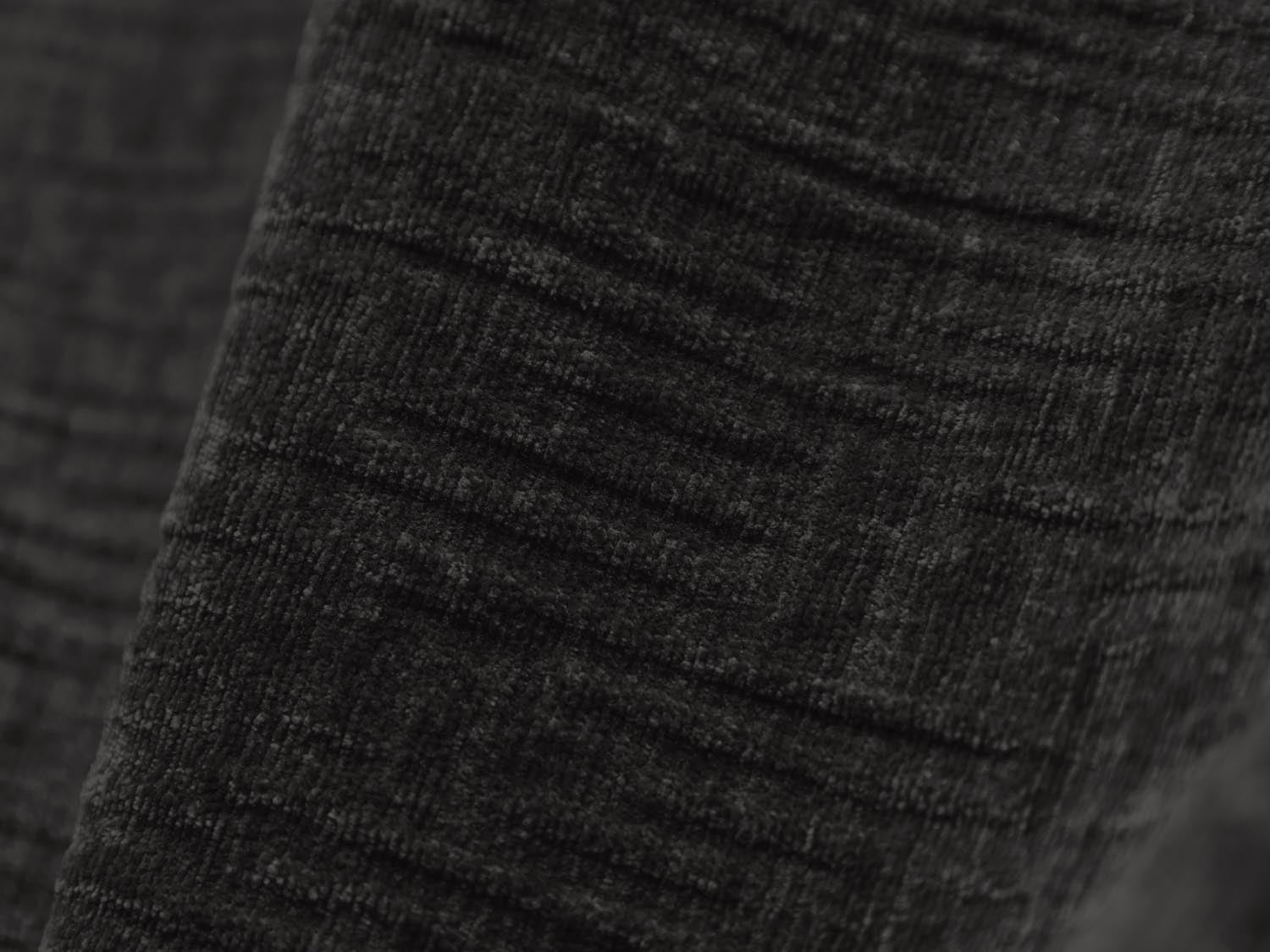 Elegantes Kaelle 4-Sitzer Sofa in stilvollem Schwarz, ideal für moderne Wohnräume und entspannte Stunden mit Freunden und Familie.