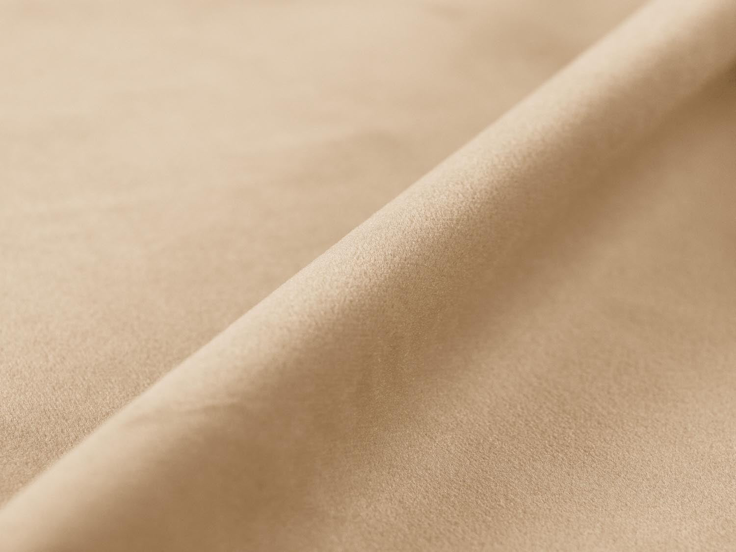 Elegantes 5-Sitzer Sofa Nuria aus weichem Velour in sanftem Nude, ideal für gemütliche Abende und stilvolle Wohnräume.