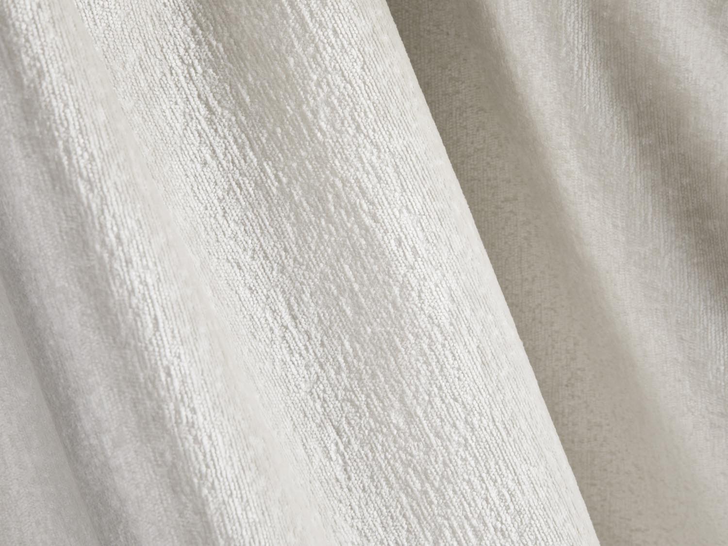 Elegantes Lupine Bett in hellem Beige, bietet cleveren Stauraum und ein ansprechendes Kopfteil für ein gemütliches Ambiente.