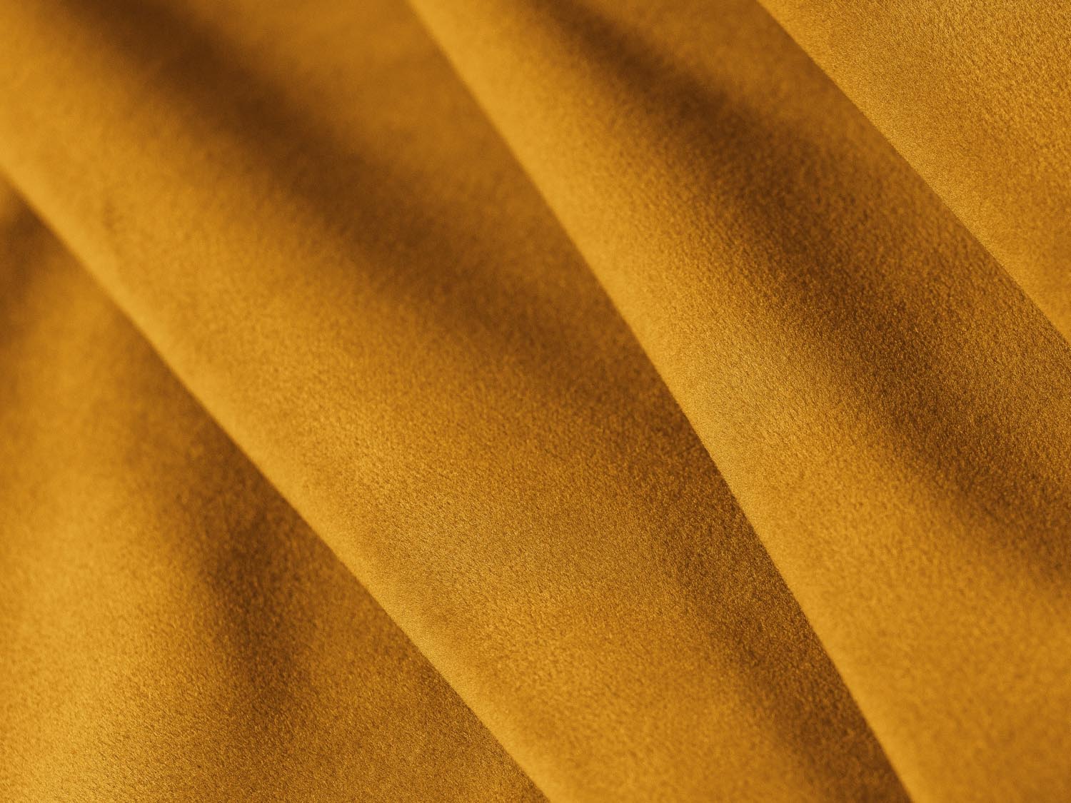 Elegantes 7-sitziges Ecksofa Kaelle aus weichem Velours in einer harmonischen Gelb-Blau-Kombination, ideal für stilvolle Wohnräume.