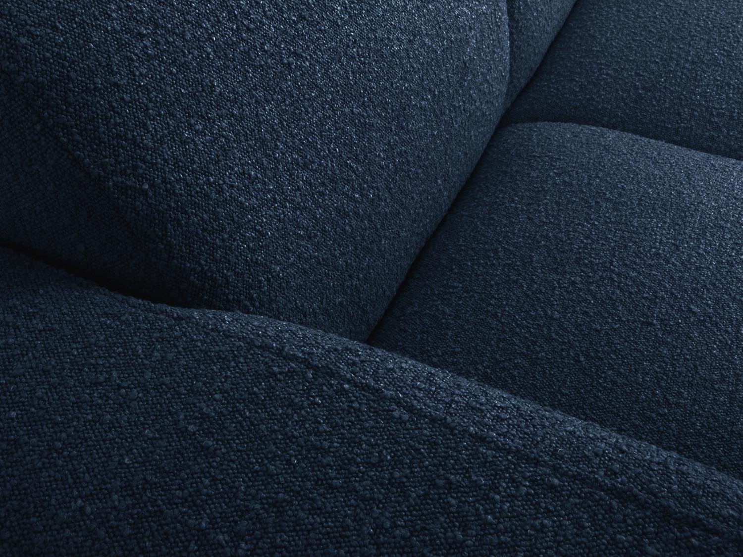 Elegantes linksseitiges Ecksofa Molino Boucle in tiefem Blau, ideal für moderne Wohnräume und entspannte Stunden mit Freunden.