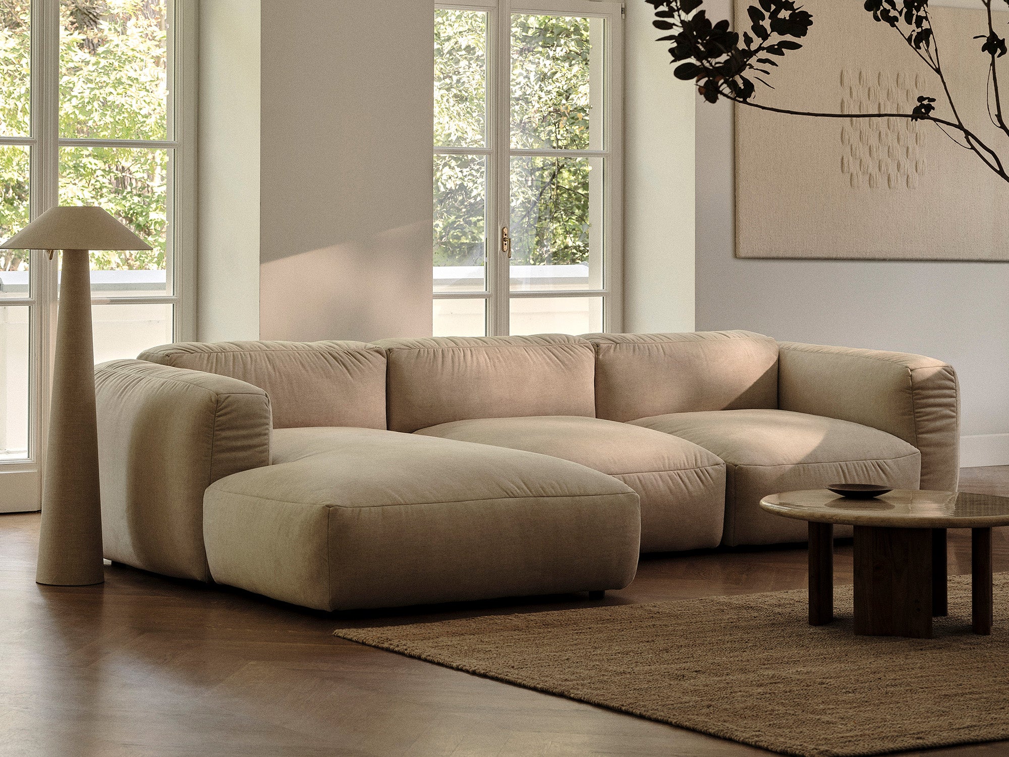 Elegantes Martina Sofa Chaise Lounge links mit einem Sitz in sanftem Light Beige-Vogue, ideal für stilvolle Wohnräume.