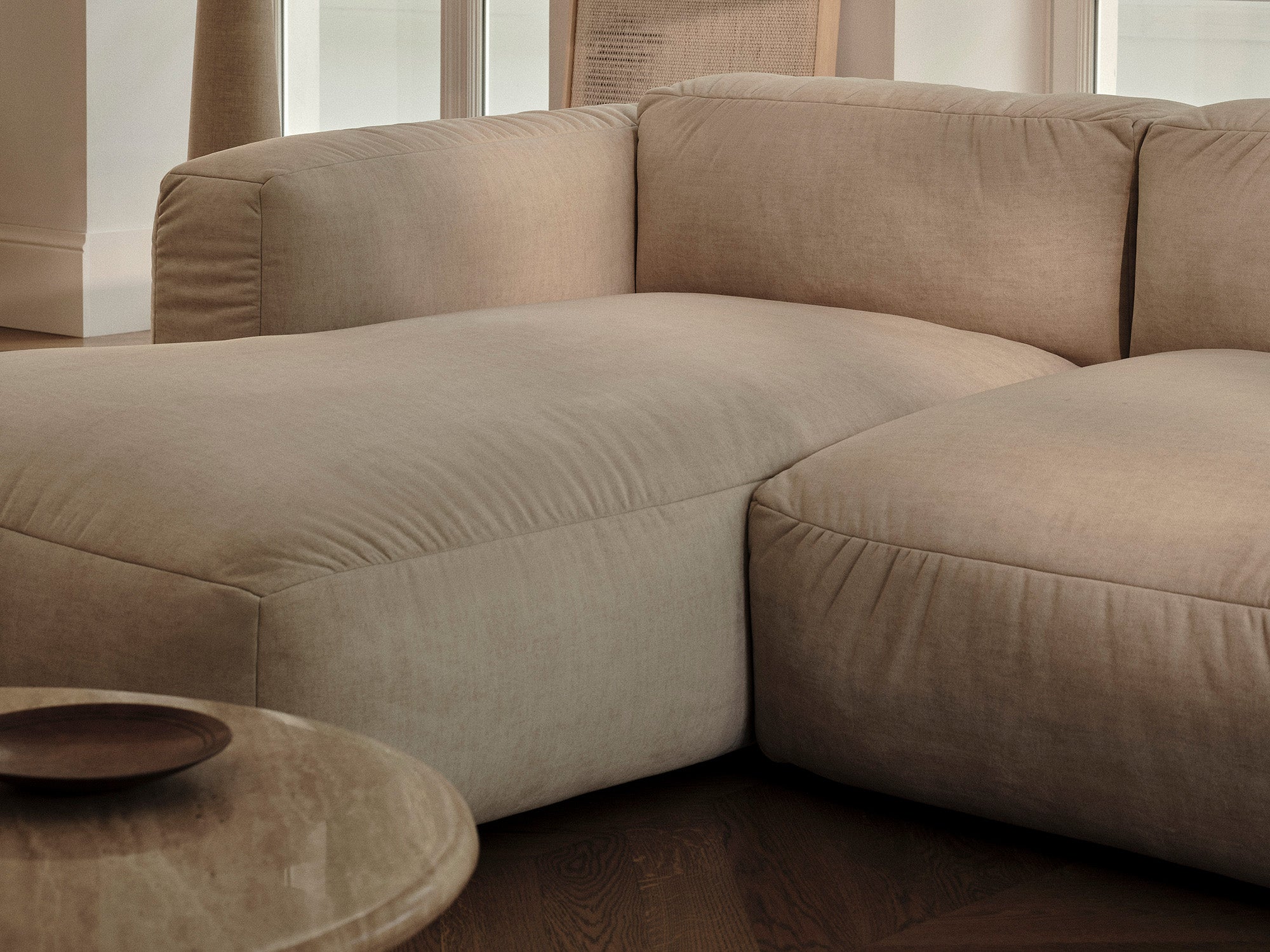 Modernes, flexibles Ecksofa Martina in sanftem Beige, perfekt für gemütliche Wohnzimmer. Rechtsseitiger 3-Sitzer von Micadoni.
