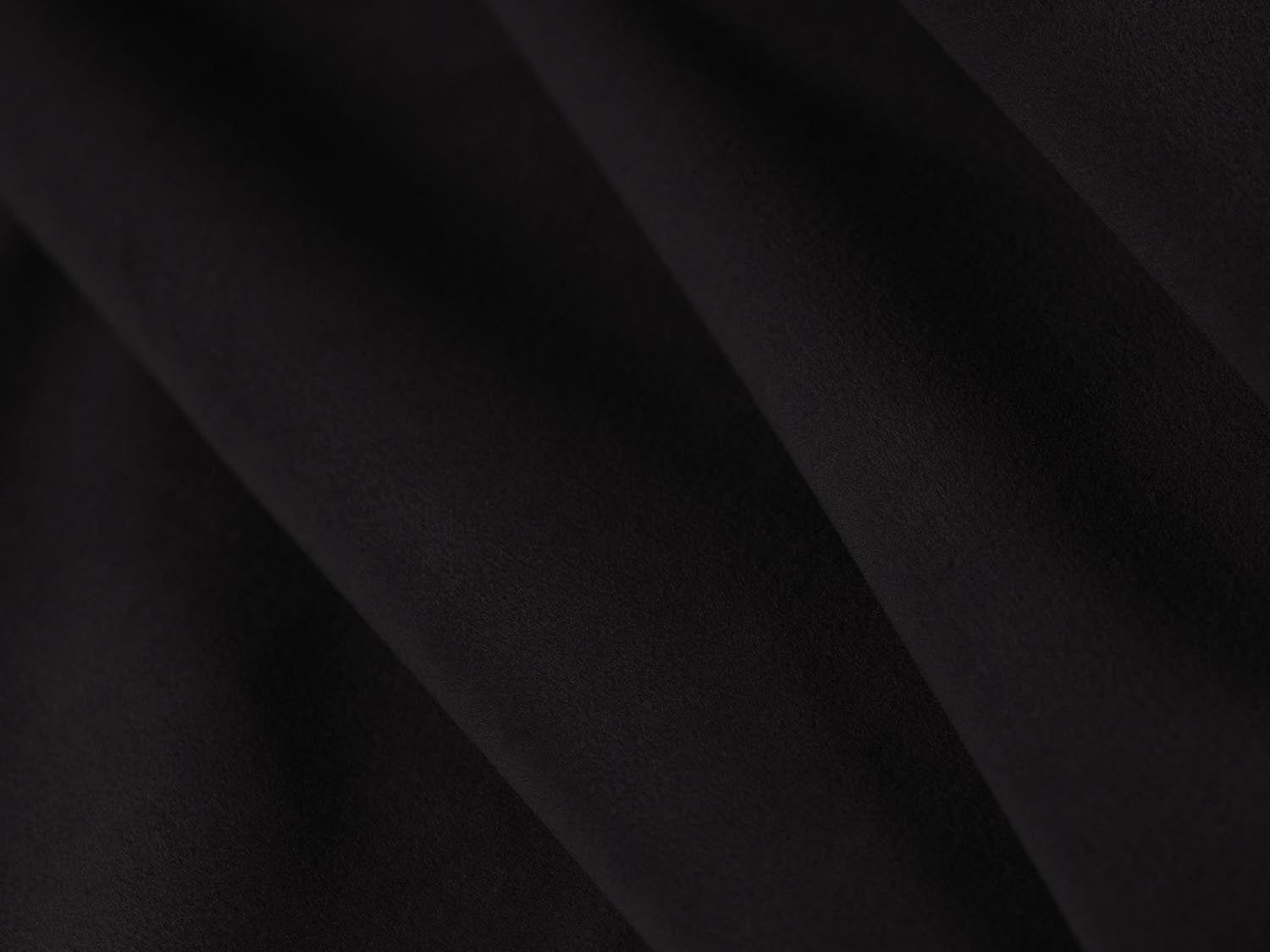 Luxuriöses Kendal Velour Ecksofa in edlem Schwarz, perfekt für gesellige Runden. 6-Sitzer von Micadoni vereint Komfort und zeitgemäße Eleganz.