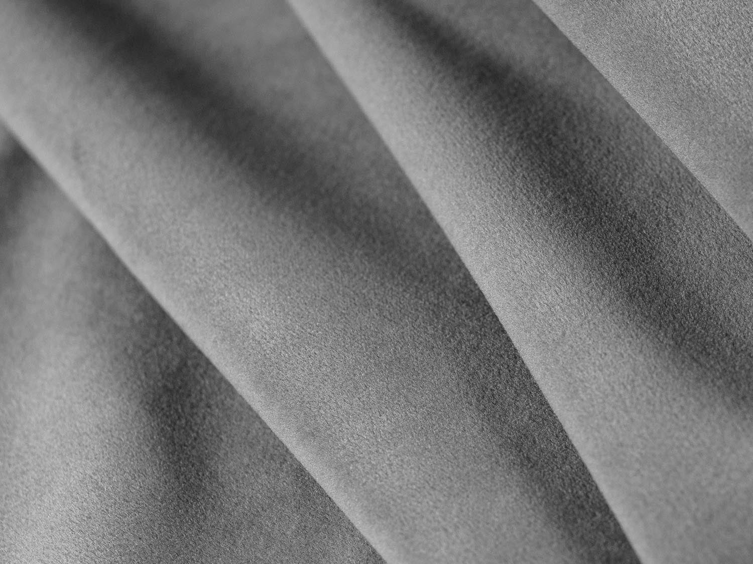Elegantes Molino Velour Ecksofa in hellem Grau, ideal für stilvolle Wohnräume. Komfortabler 4-Sitzer von Micadoni, der Gemütlichkeit ausstrahlt.