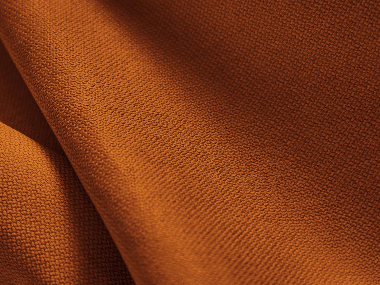 Stylisches, terracottafarbenes Ecksofa für 4 Personen, perfekt für entspannte Stunden und zeitgemäße Einrichtungsideen.