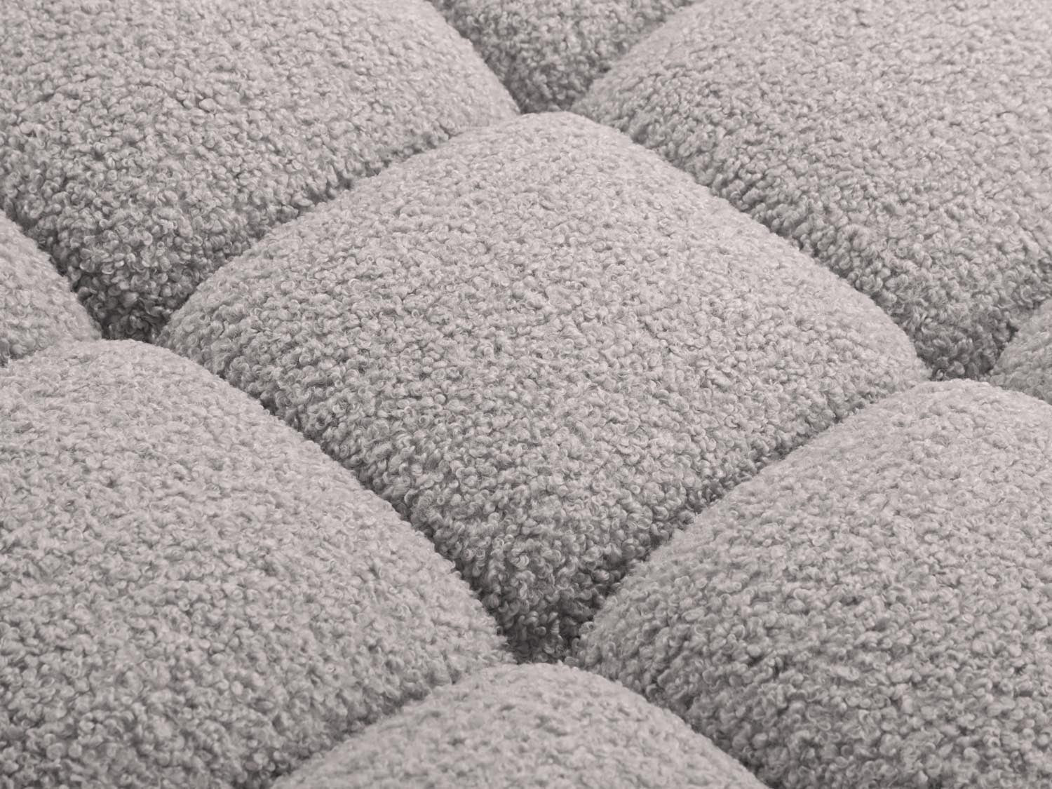 Elegantes Bellis Boucle Sofa in hellem Grau, 4-Sitzer, ideal für stilvolle Wohnräume, erhältlich bei Micadoni.