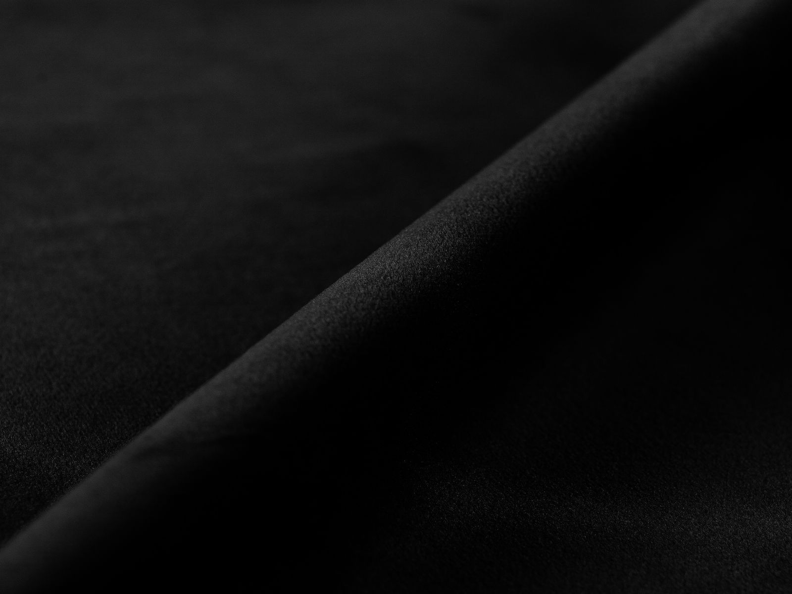 Modulares 4-Sitzer Ecksofa Bellis in Black-Venus, perfekt für moderne Wohnräume, bietet Komfort und stilvolles Design von Micadoni.