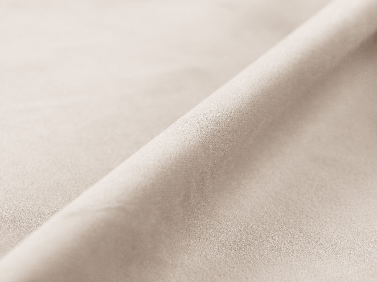 Modulares 4-Sitzer Ecksofa Bellis in sanftem Beige, perfekt für stilvolle Wohnzimmer und entspannte Stunden, erhältlich bei Micadoni.