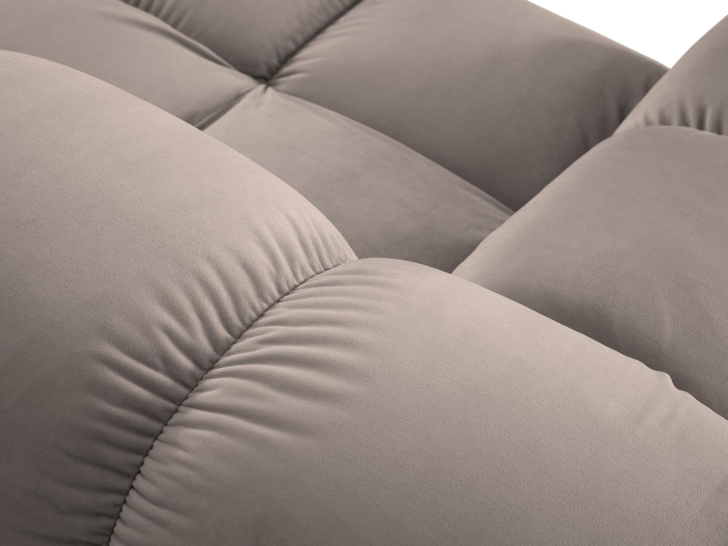 Modulares Bellis Velour Ecksofa in sanftem Cappuccino, perfekt für gemütliche Ecken und modernes Wohndesign.